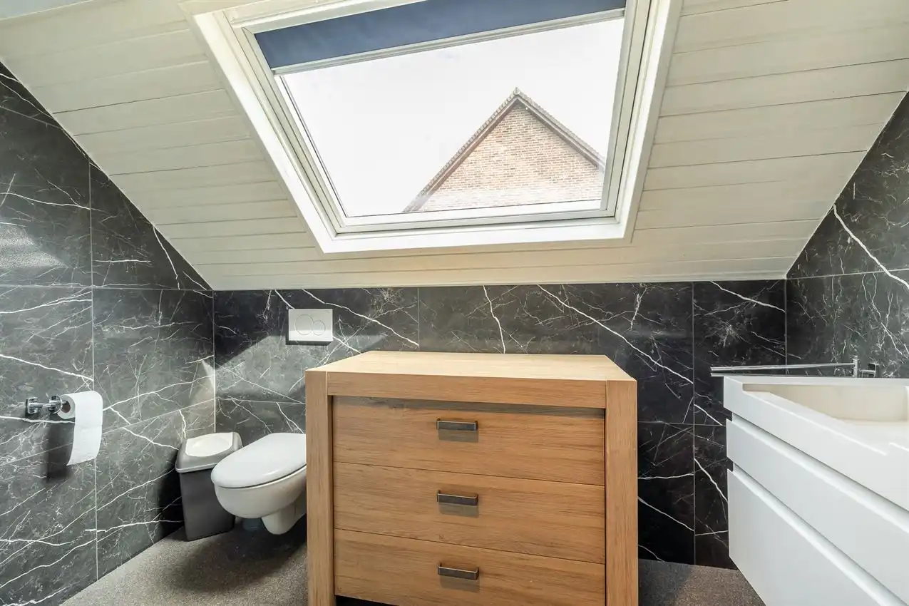 Mooie, ruime villawoning met leuke tuin op rustige locatie foto 25