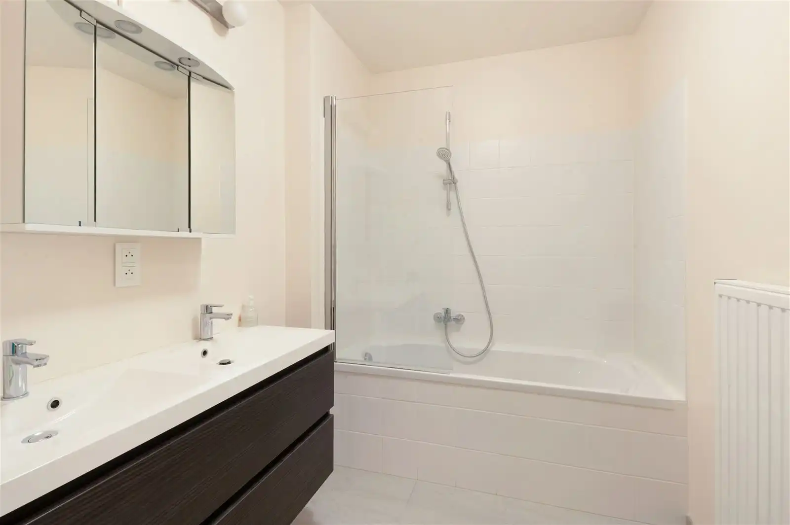 Instapklaar appartement op topligging te Wetteren! foto 6