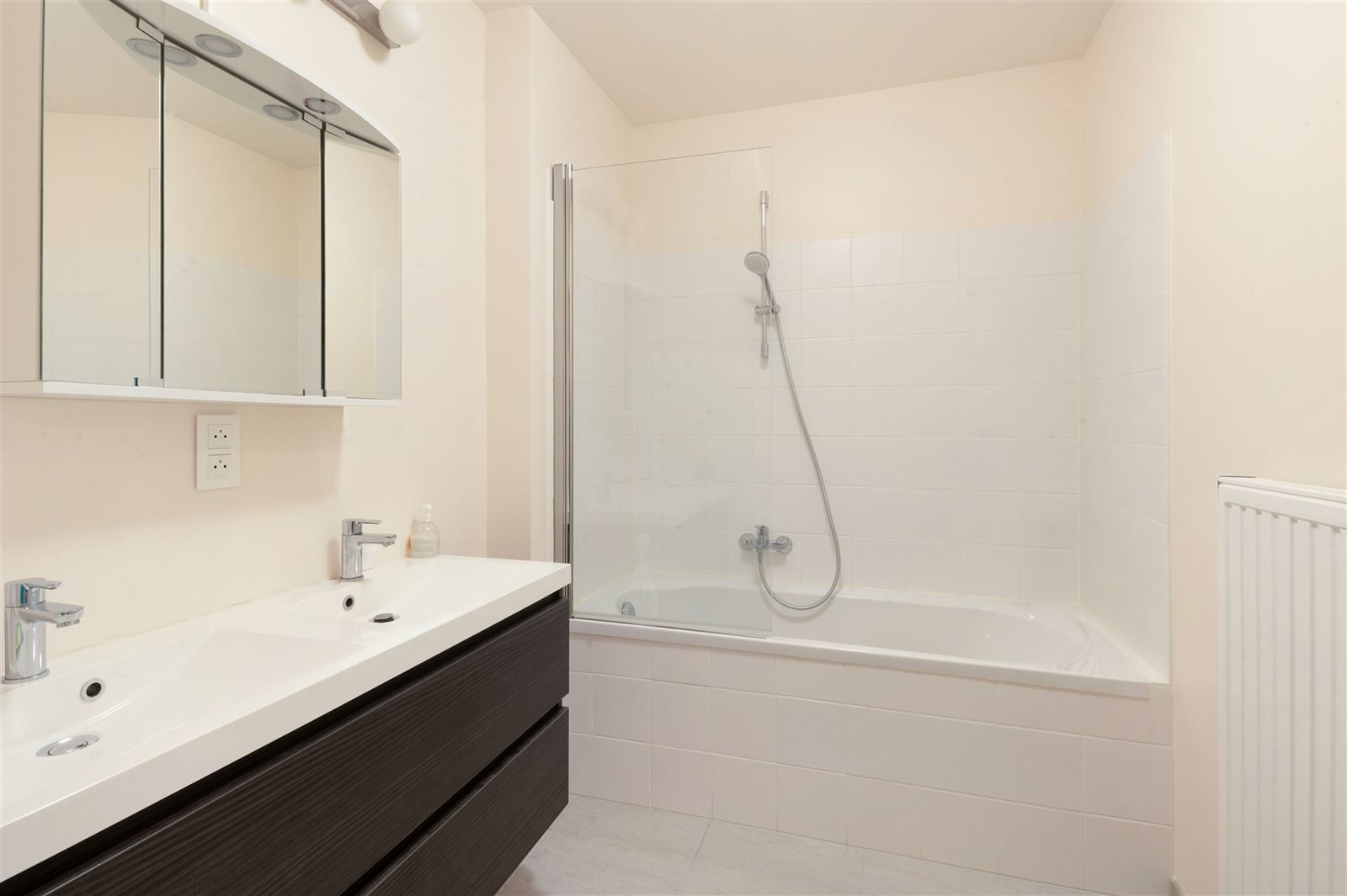 Instapklaar appartement op topligging te Wetteren! foto 6