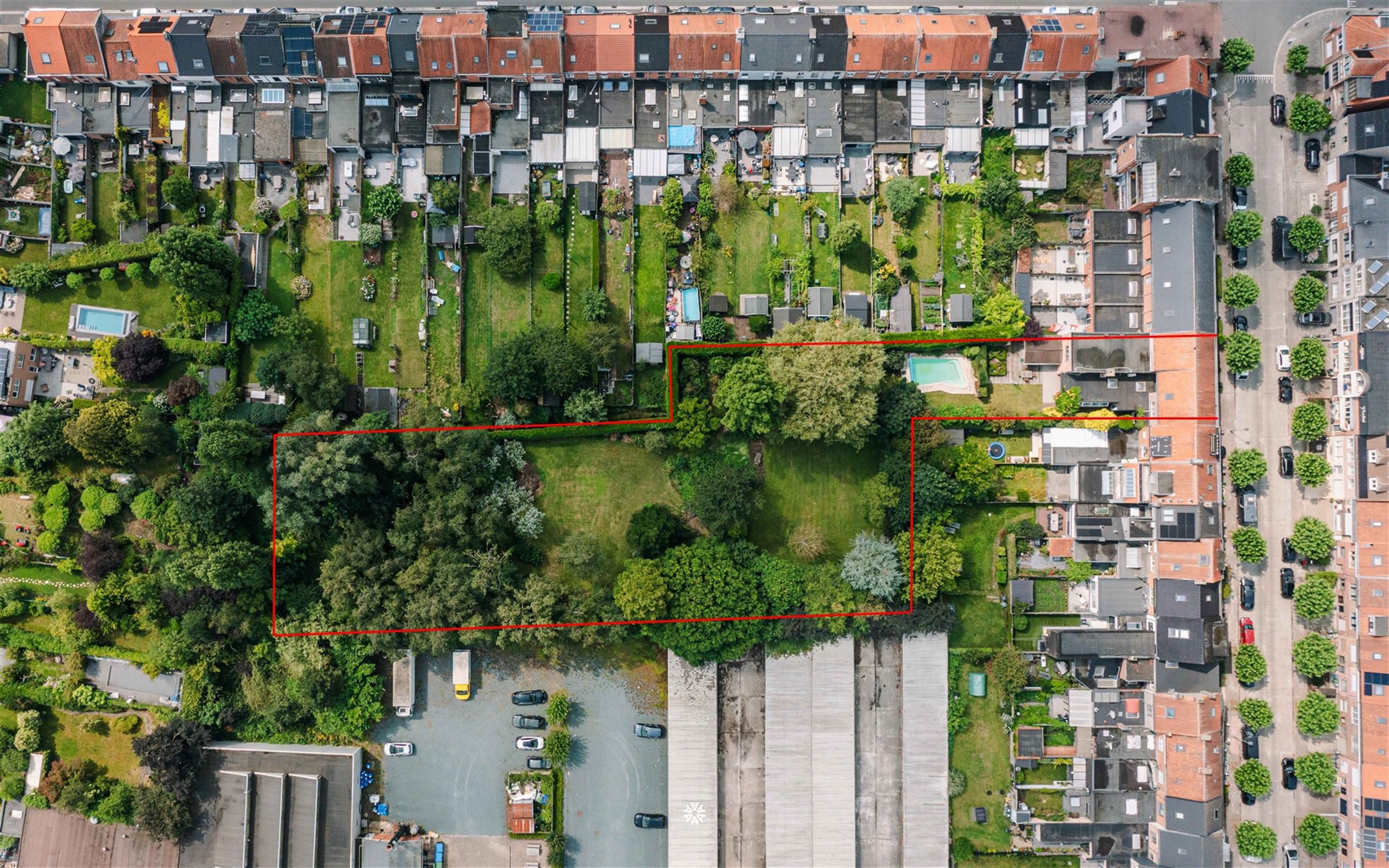 Bijzonder ruime woning met praktijkruimte en parktuin in Sint-Niklaas foto 3