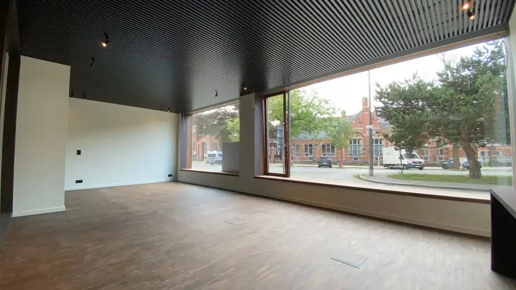 Instapklaar gelijkvloers kantoor te huur aan Bijlokesite te Gent foto 2