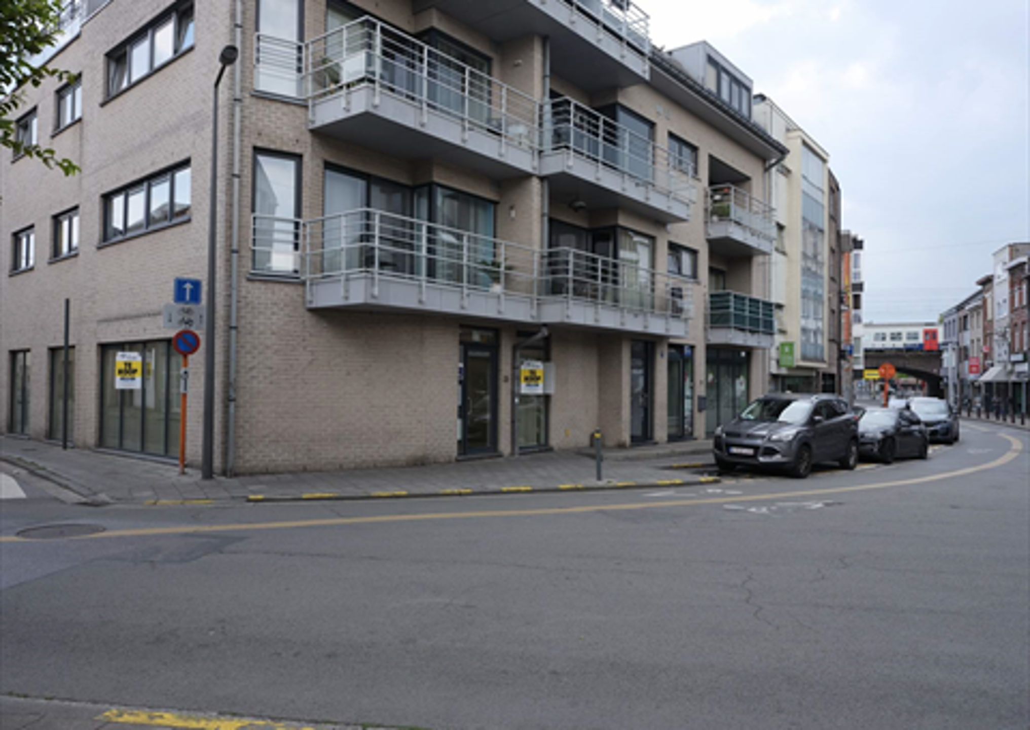 Centraal gelegen gelijkvloerse kantoorruimte te Aalst foto {{pictureIndex}}
