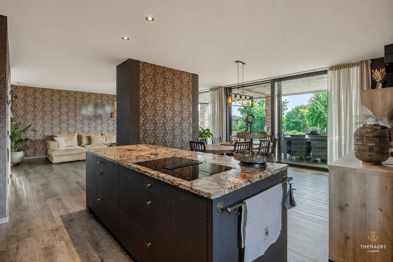 Exclusieve en bijzonder energiezuinige woning met 332 m² woonoppervlakte, vier autostaanplaatsen en verwarmd zwembad. foto 18