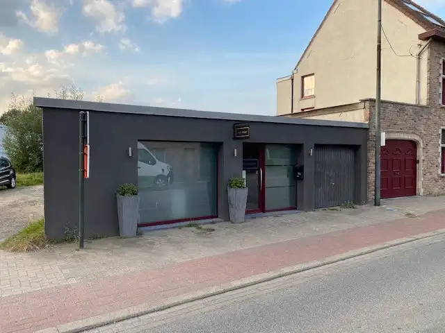 Goed gelegen Handelspand met garage/opslagruimte! foto {{pictureIndex}}