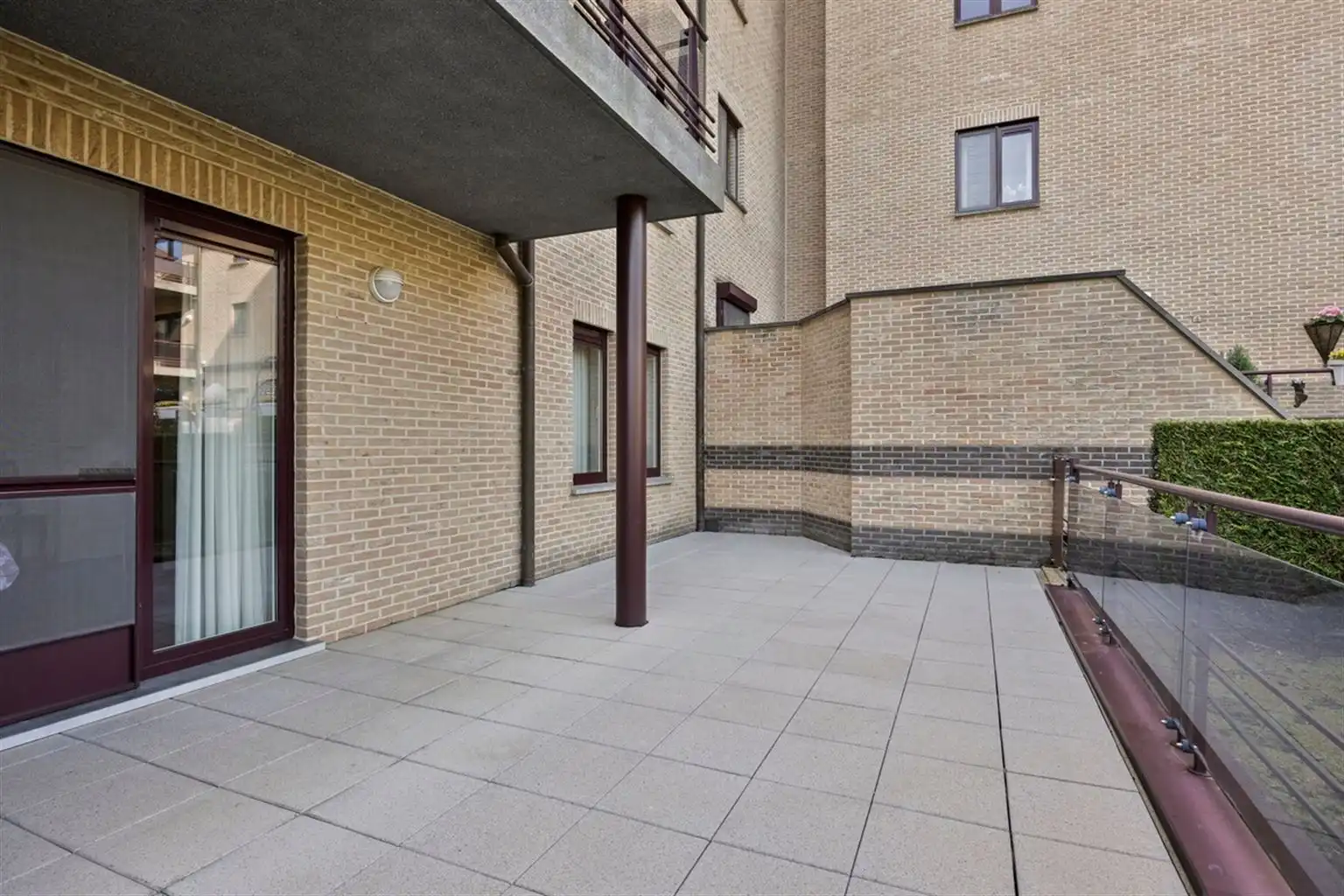 Uitzonderlijk ruim, gelijkvloers 2-slaapkamer appartement met terras en tuintje, zonnepanelen en inpandige garagebox gelegen vlakbij het centrum van Maaseik. foto 16