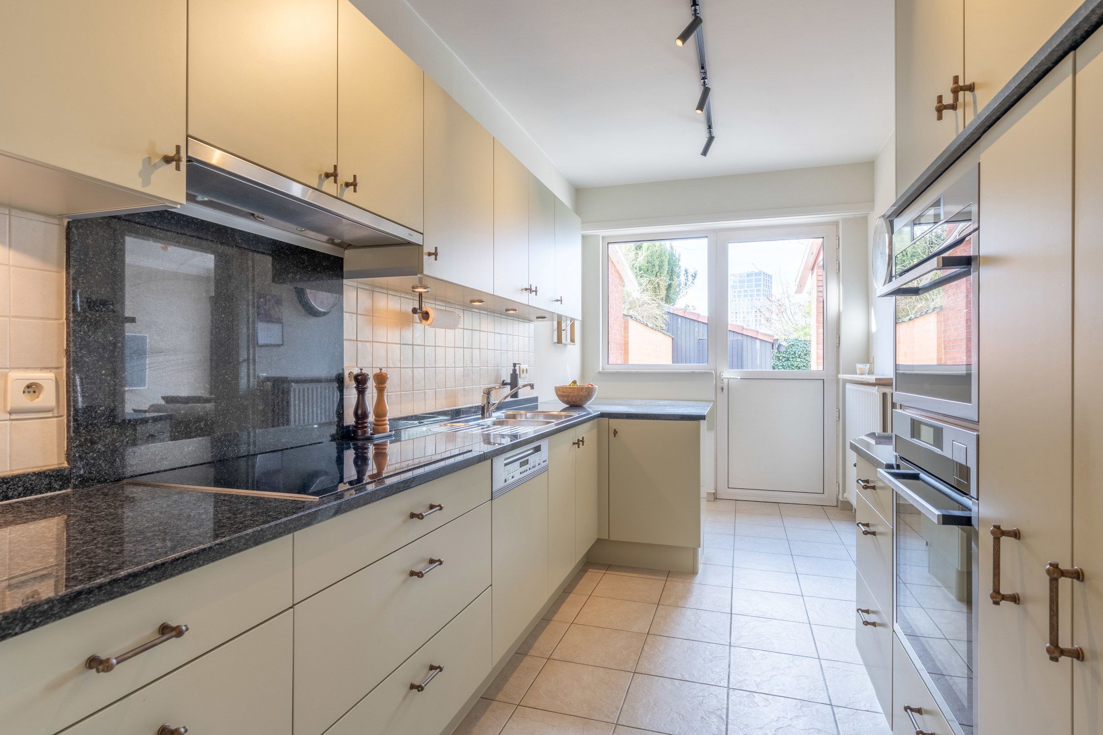 Instapklare gezinswoning met garage en tuintje te Turnhout. foto 14