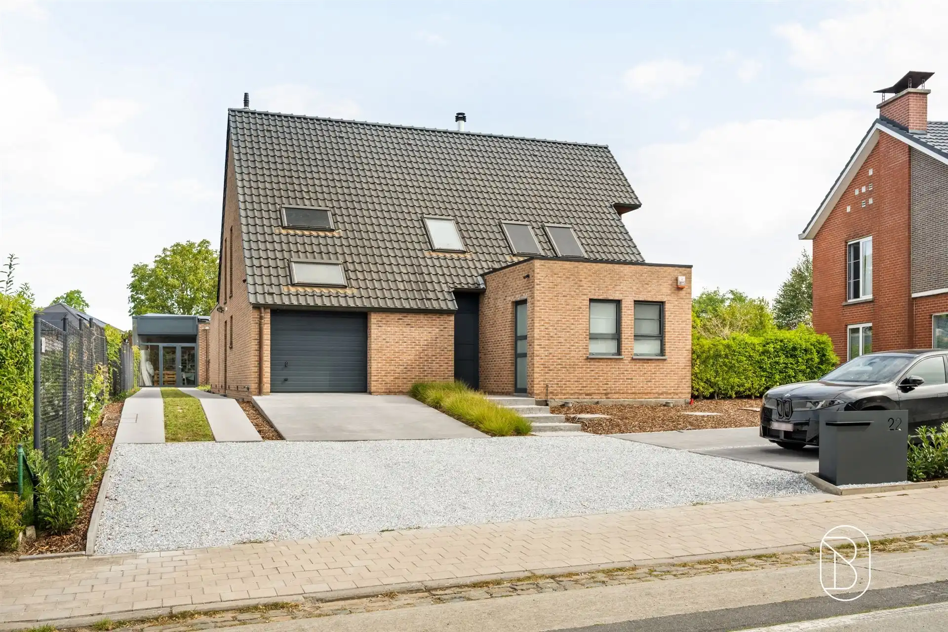 Instapklare woning met zwembad en bijgebouw foto 2