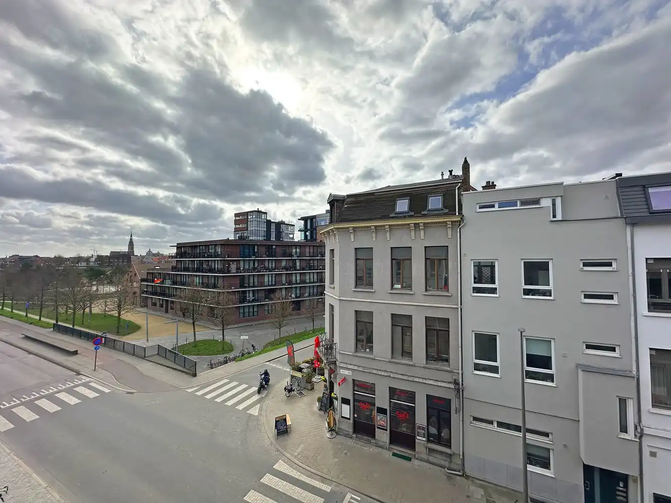Appartement met 2 slaapkamers en terras te Antwerpen! foto 7