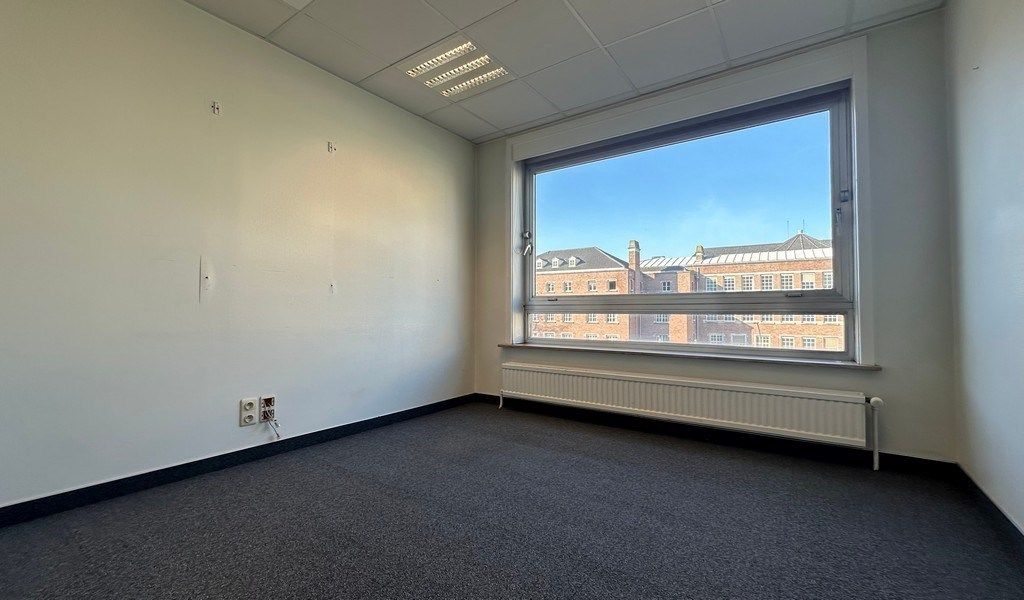 Ingedeeld en lichtrijk kantoor te huur in hartje Gent foto 8