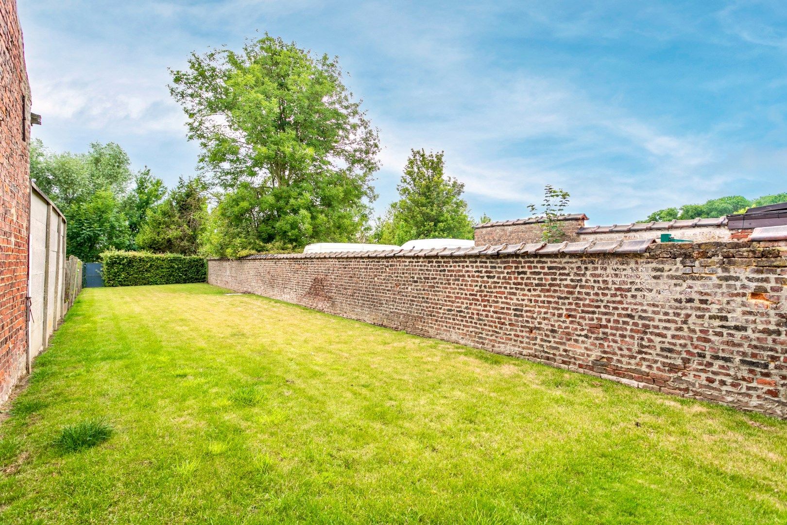 Te renoveren woning met veel potentieel foto 11