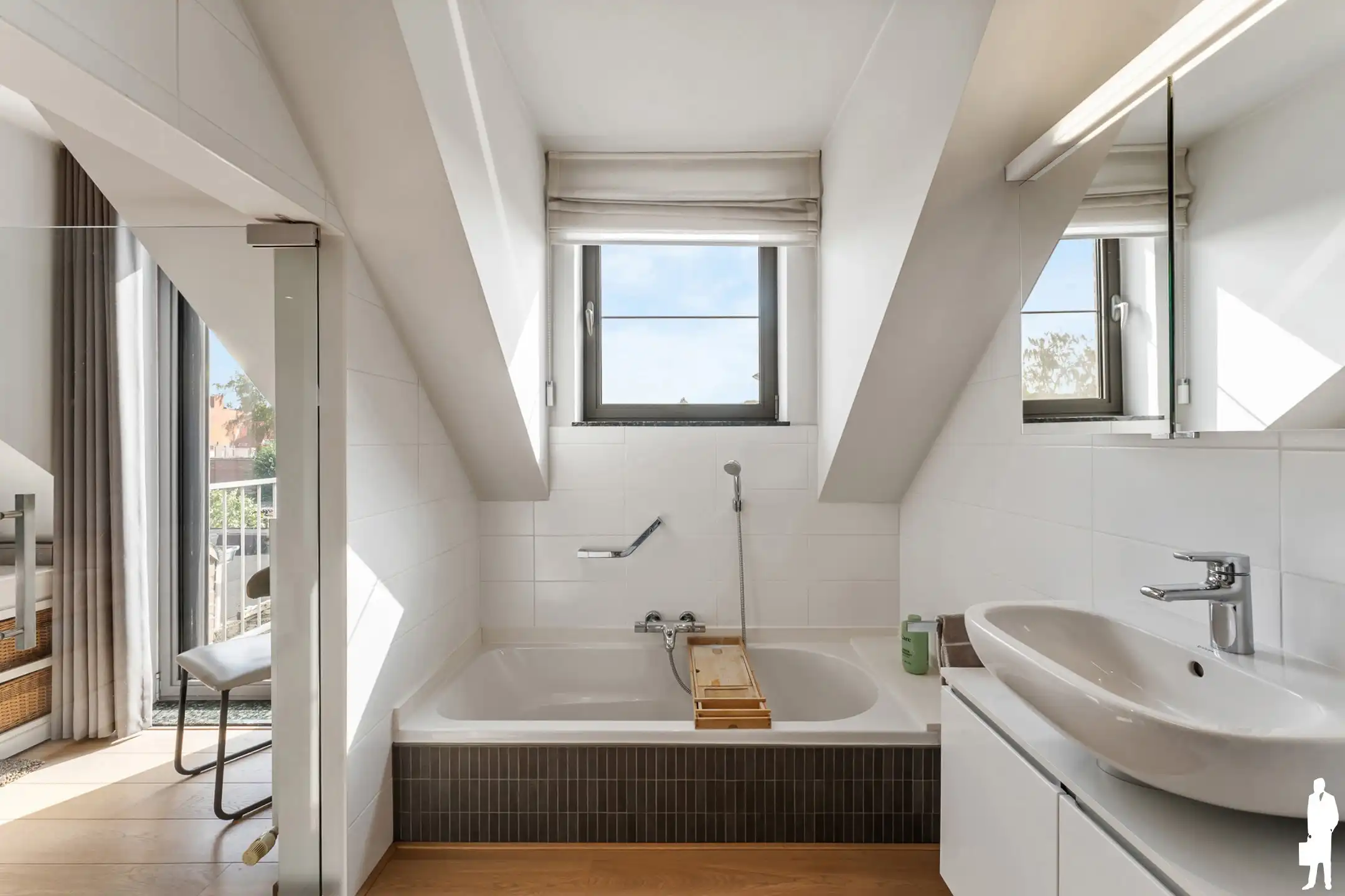 Lichtrijk dakappartement met riant dakterras en autobox foto 19