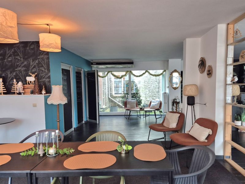 Roeselare-stadskern. Uitstekend zichtbaar gelegen gelijkvloers handelspand met extra 2 verdiepingen potentieel. Bestaande huuropbrengsten. Potentieel polyvalent pand ! foto 2