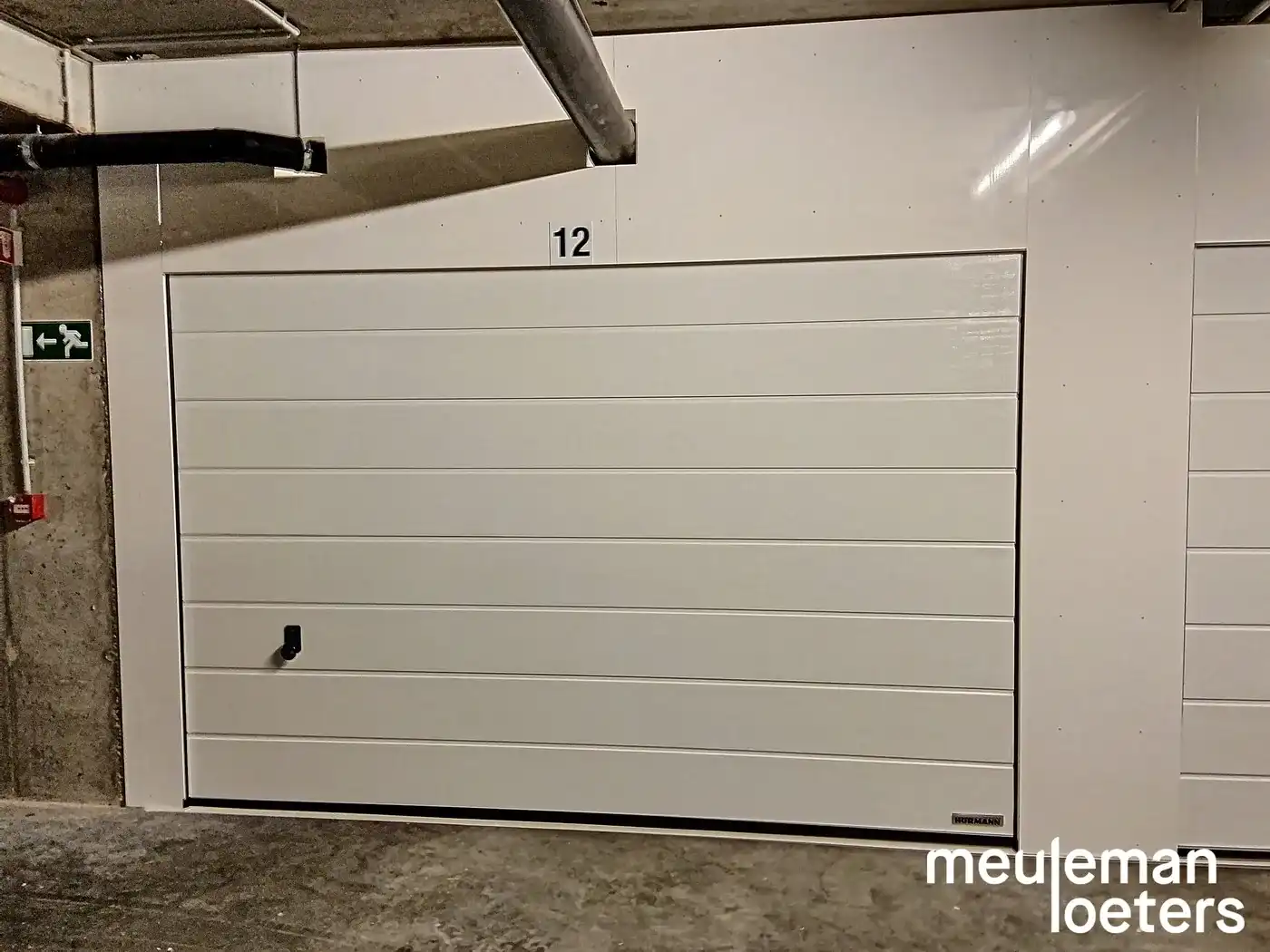 Ruime ondergrondse garagebox in het centrum foto {{pictureIndex}}