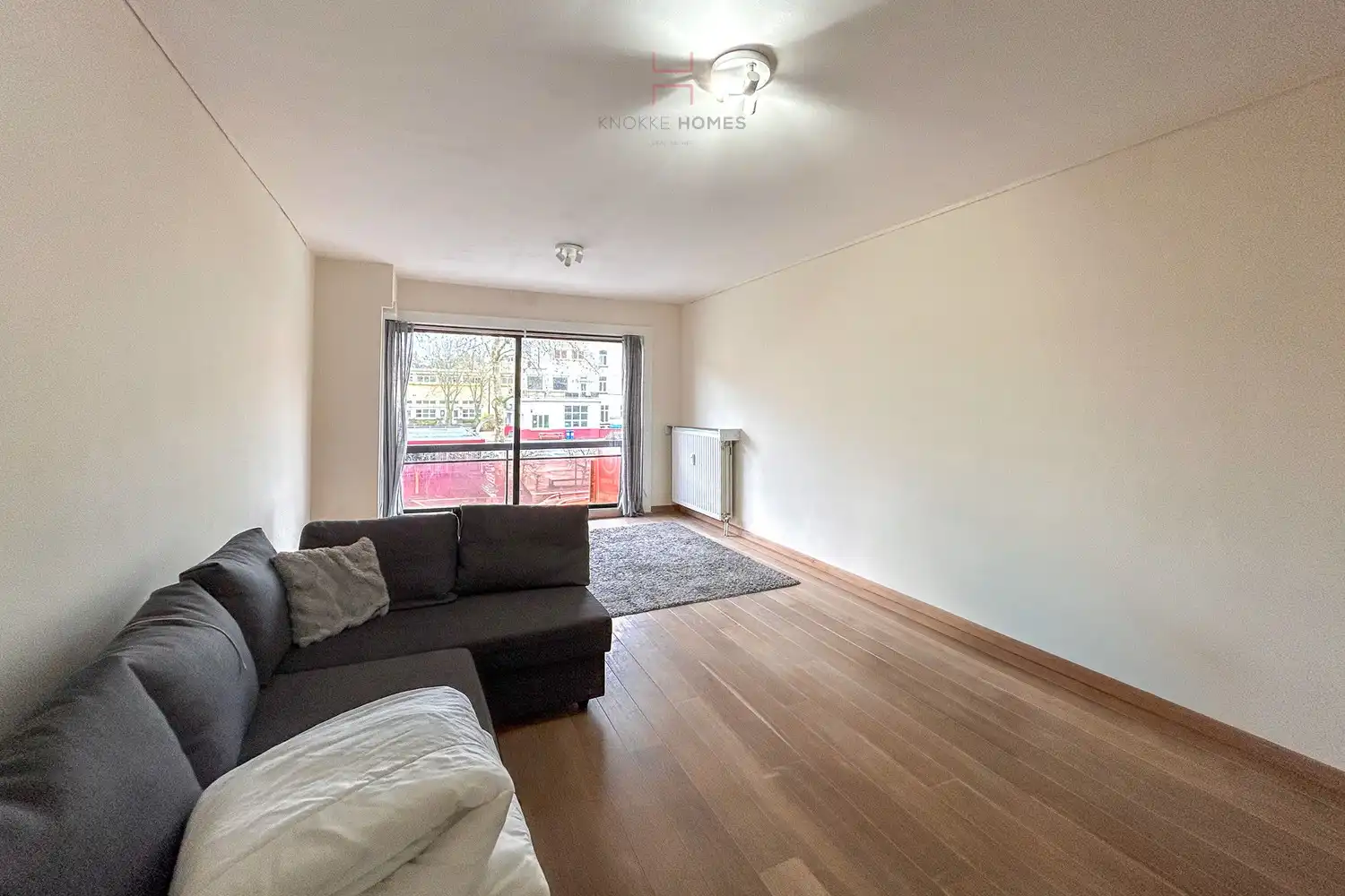 Ongemeubeld twee slaapkamer appartement in de Piers De Raveschootlaan te Knokke. foto 3