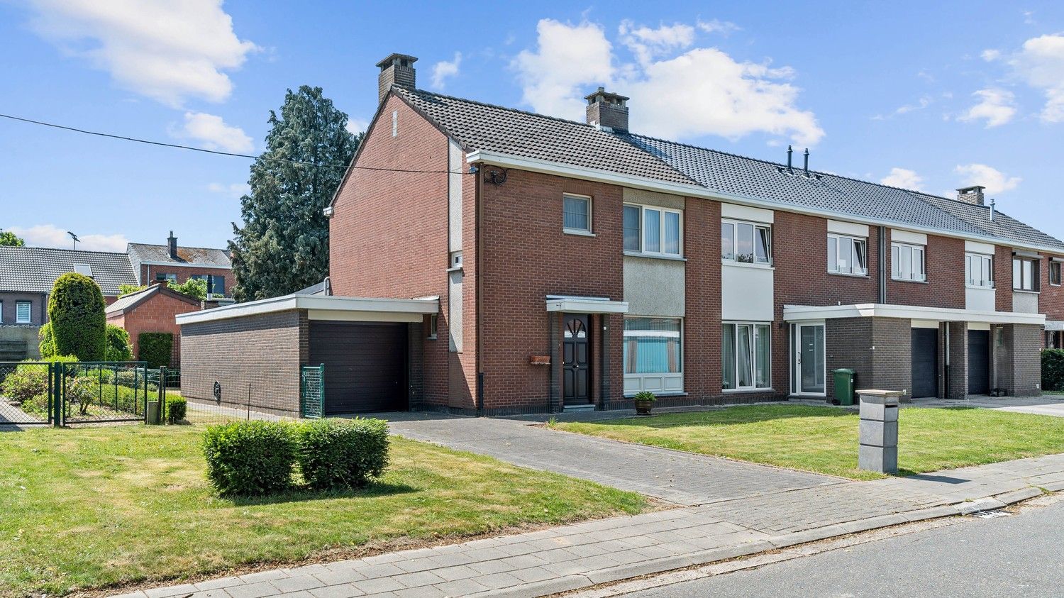 Ruime woning met 3 slaapkamers, tuin en garage foto 2