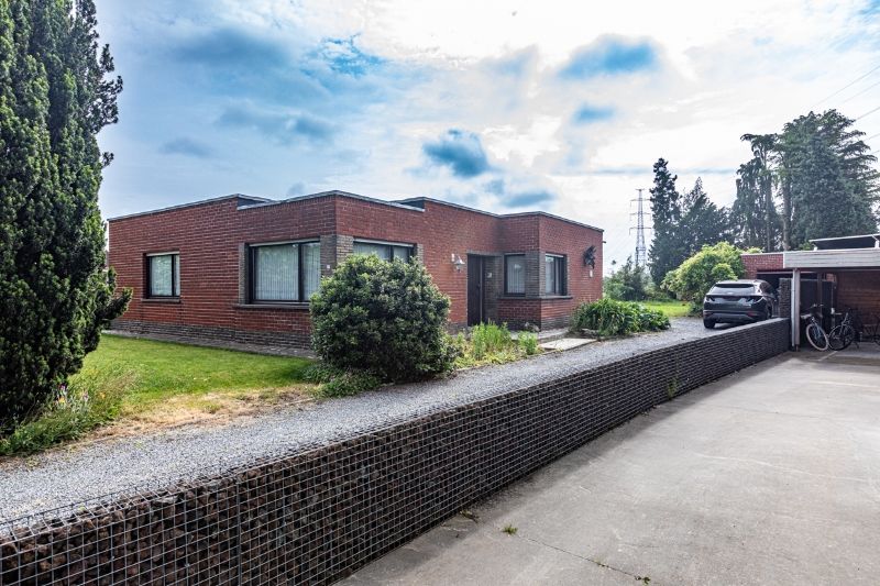 Te renoveren woning (bungalow) met 3 slaapkamers grote tuin en garage op een totale grondoppervlakte van 1911 m². foto 2