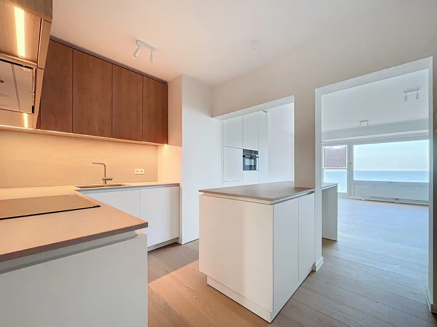 Twee slaapkamer appartement (gerenoveerd 2025) met frontaal zeezicht foto 2