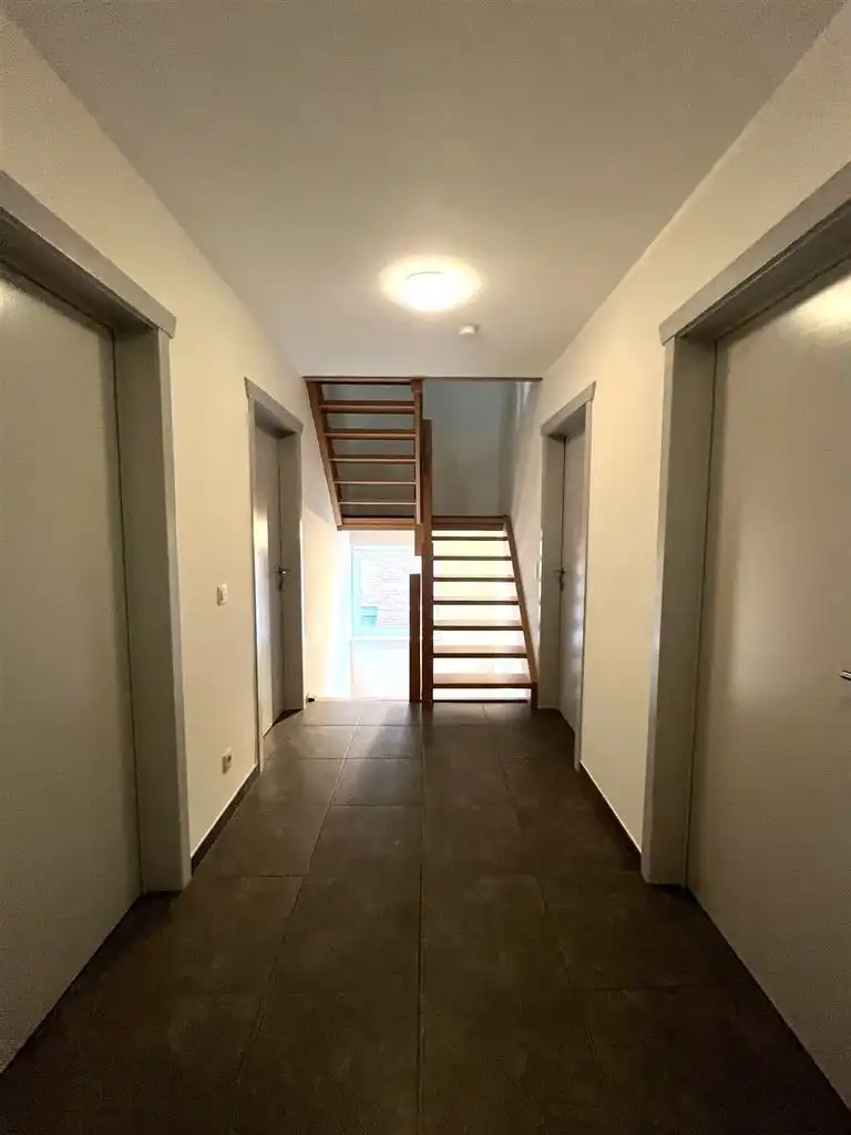 Instapklare stadswoning met 3 slaapkamers, aparte garage en tuintje. foto 8