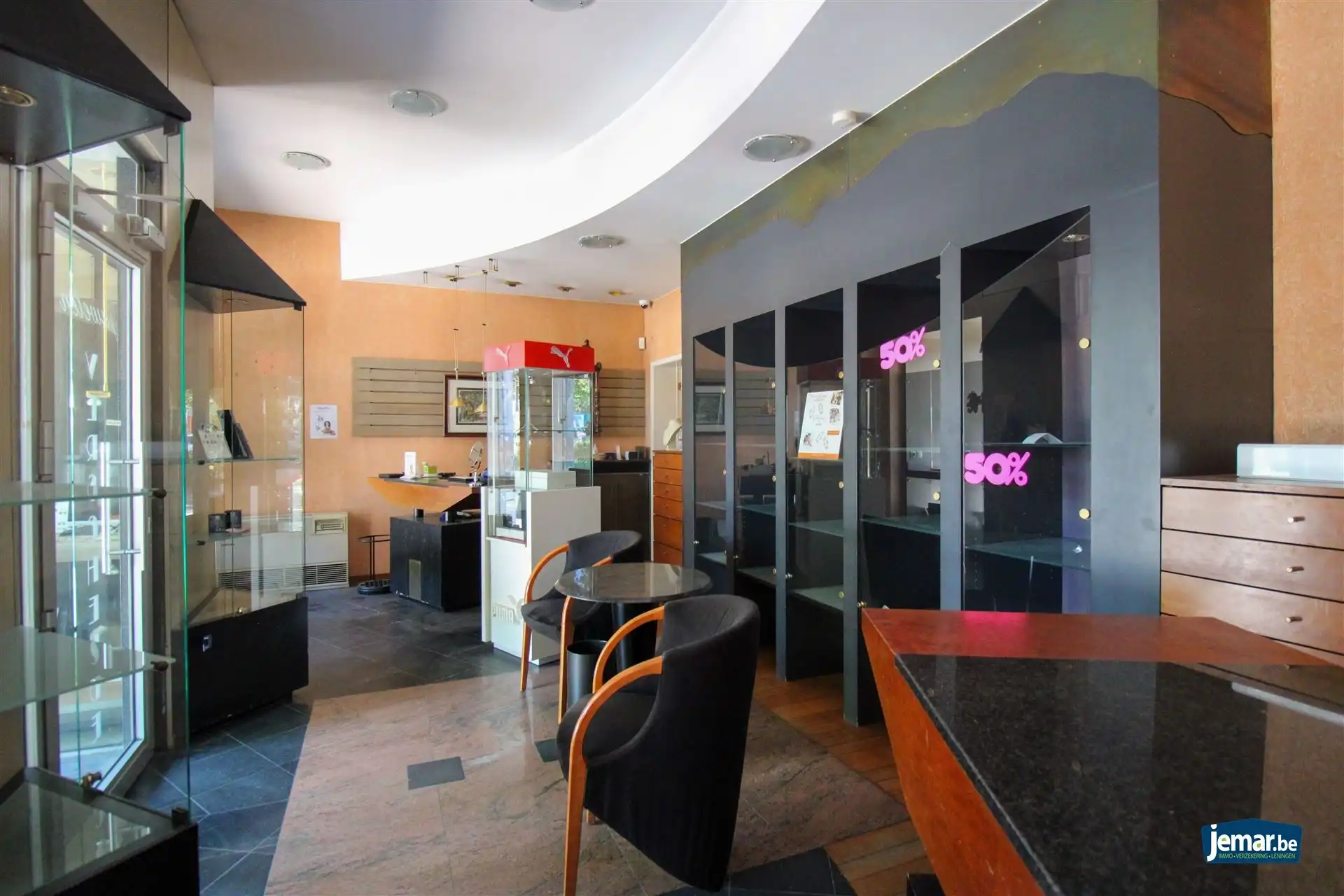 Karaktervol handelspand met woonst op toplocatie – ideaal om wonen en werken te combineren in het hart van Maasmechelen! foto 3