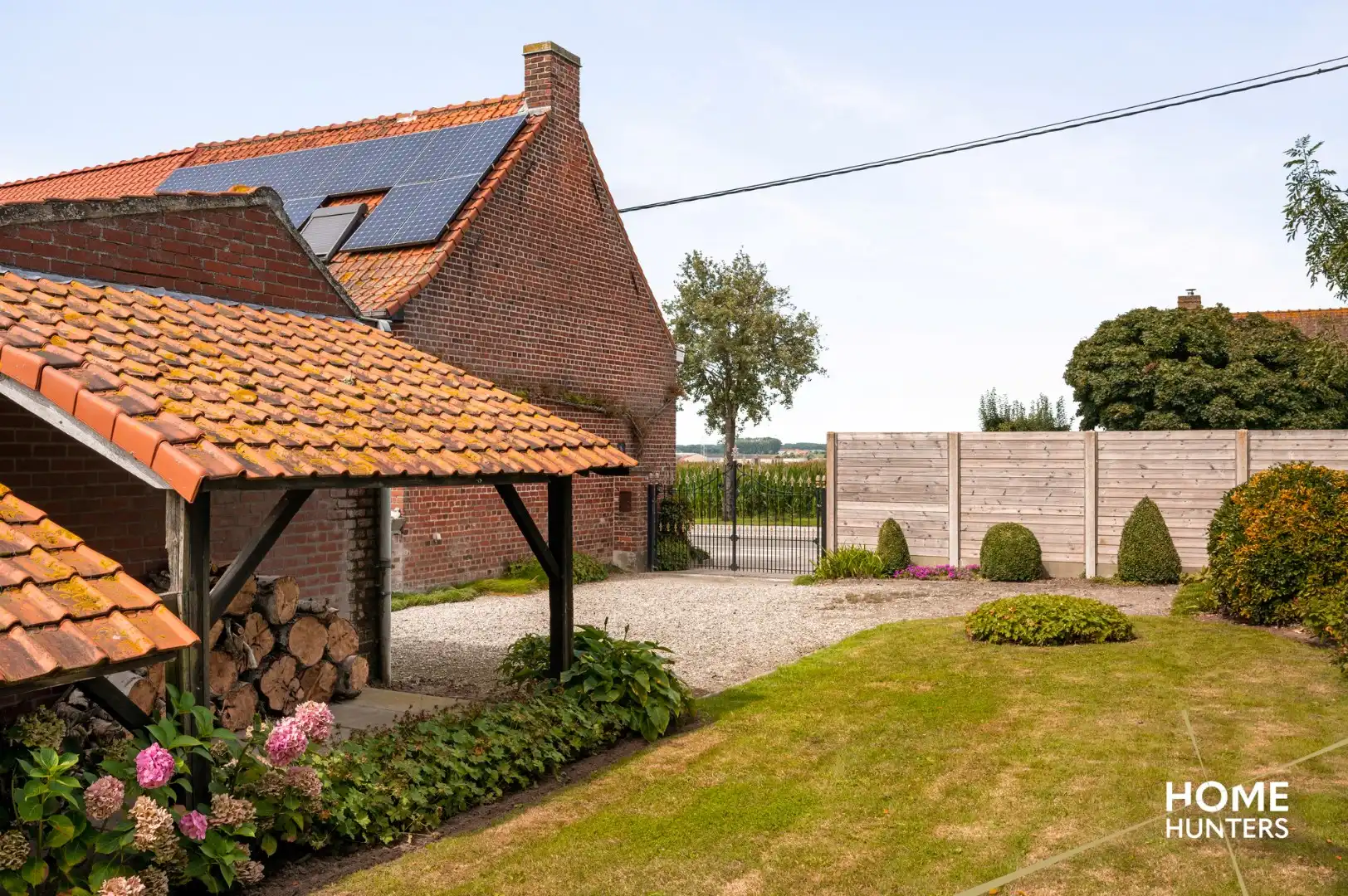 Charmante woning op een perceel van 4811 m² met paardenstallen, paddock en hooi opslagplaats foto 4