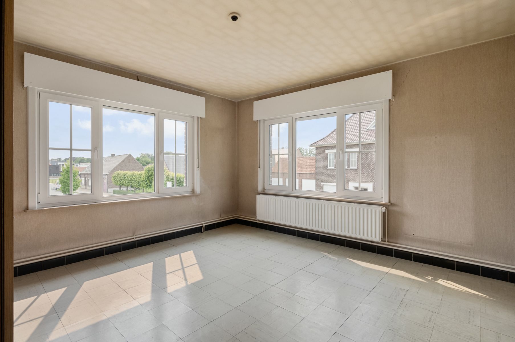 Grote, halfopen woning met grote weide foto 15