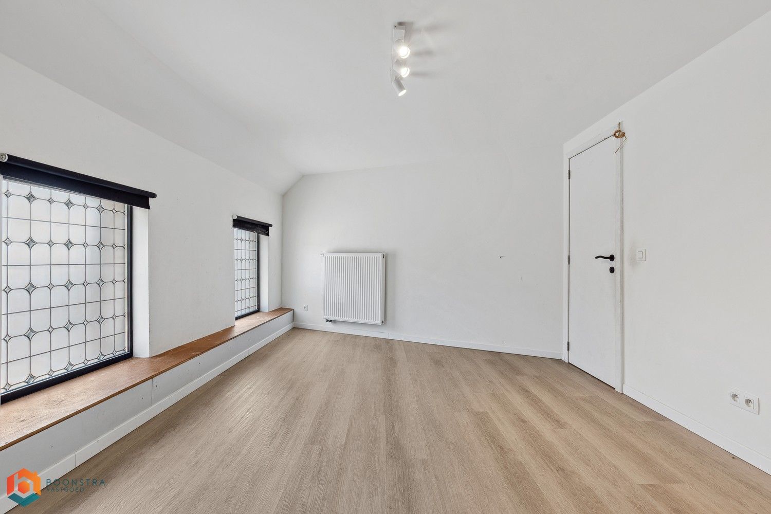 Grondig gerenoveerd handelsgelijkvloers met woonst en ruime parking foto 24