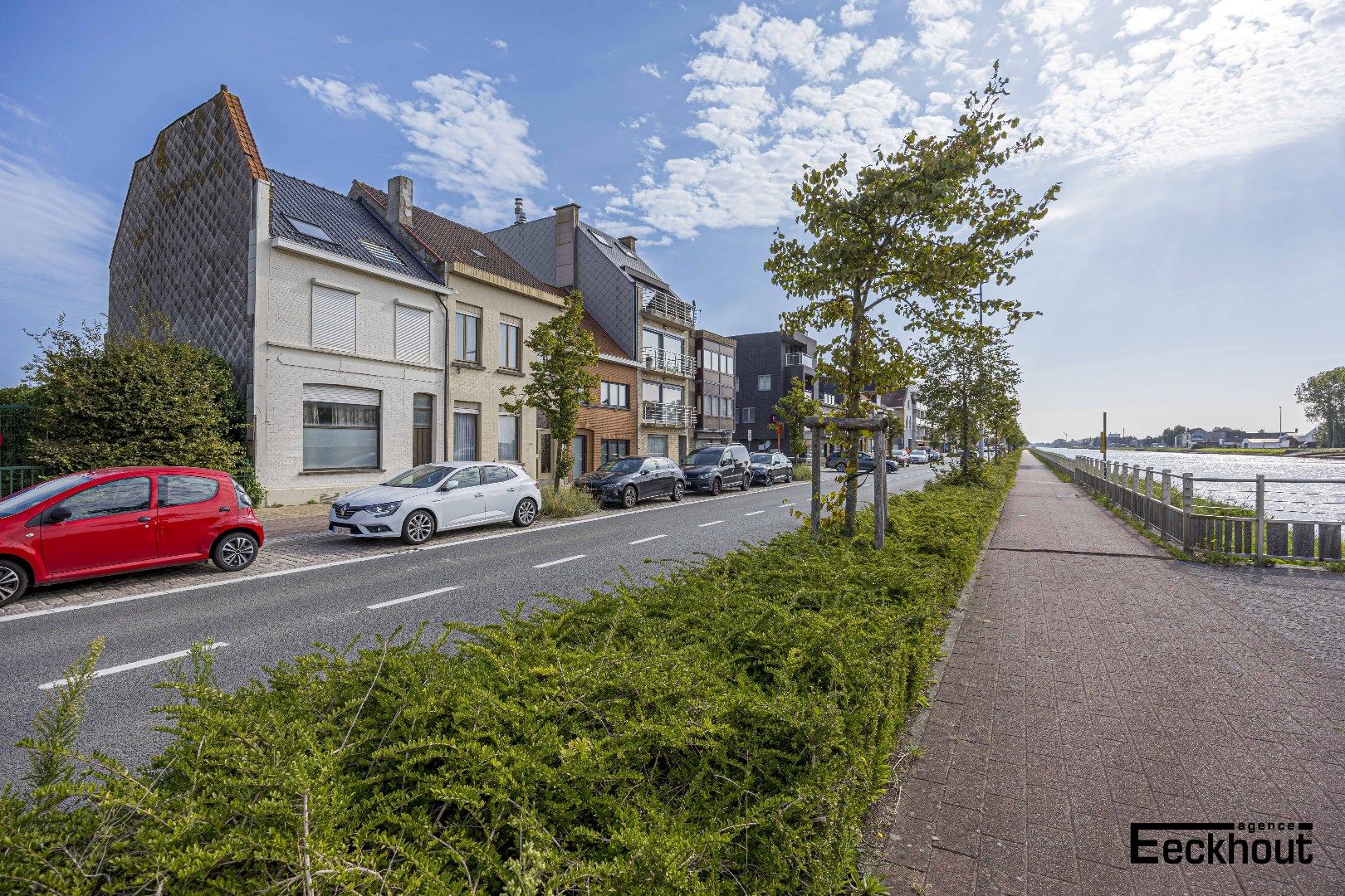 Hoofdfoto van de publicatie: Ruime woning met tuin, terras en 3 slaapkamers met open zicht op de vaart!