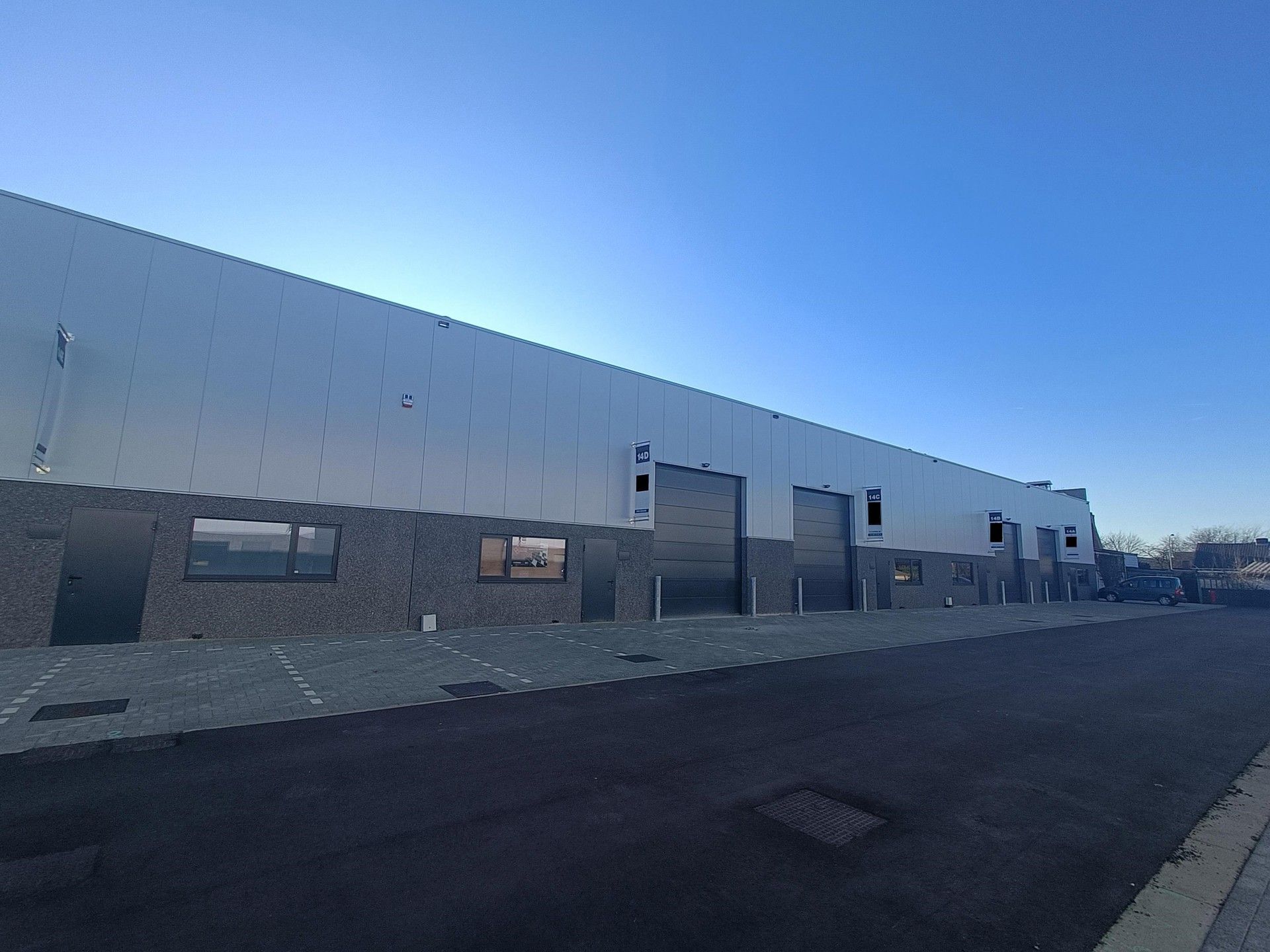 Nieuwbouw KMO-unit van 200 m² te huur te Brecht foto {{pictureIndex}}