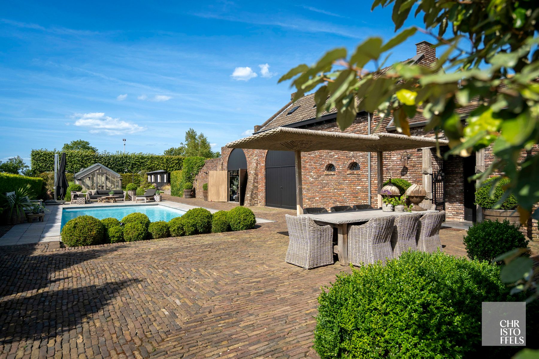 Stijlvolle herenvilla van 533 m² met zwembad, wintertuin en gastenverblijf nabij de Nederlandse grens! foto 34