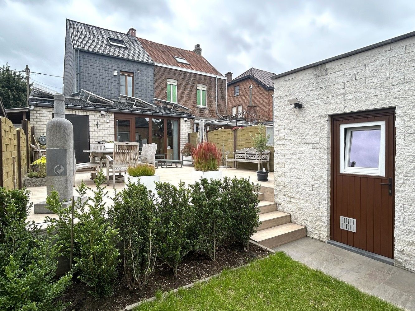 A must see - verrassend ruime woning met achteringang met privéparkeerplaatsen foto 17