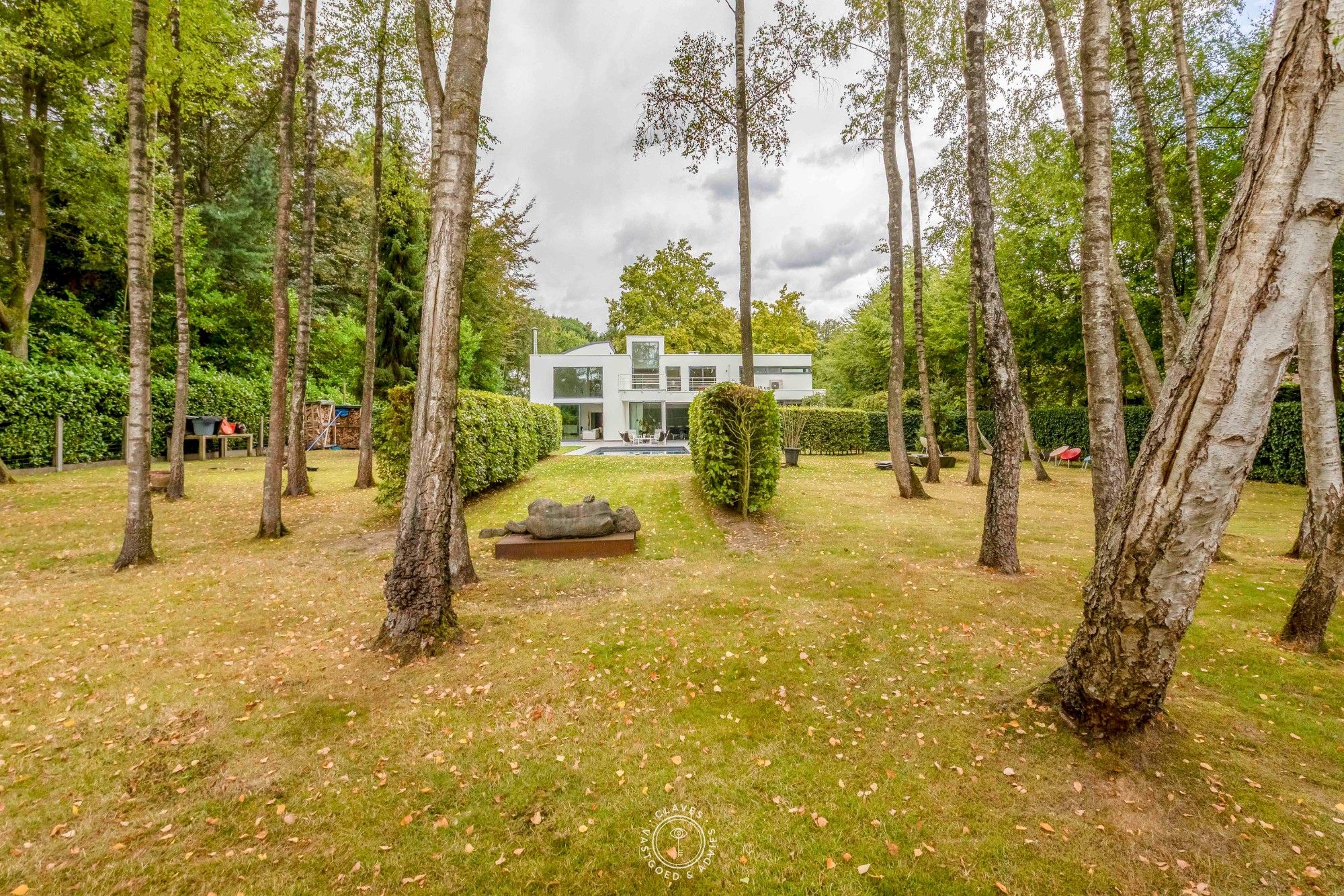 Architecturale villa met prachtige tuin en zwembad foto 2