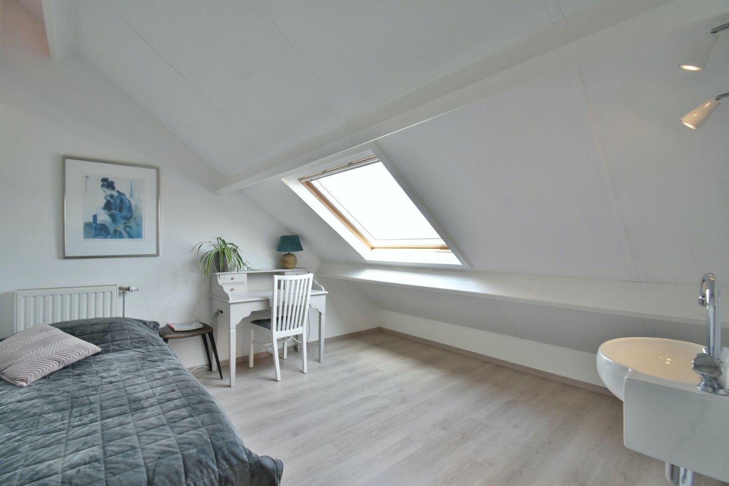 Halfvrijstaande ruime gezinswoning met 5 slaapkamers, zonnepanelen en zonnige stadstuin vlakbij Maastricht foto 24