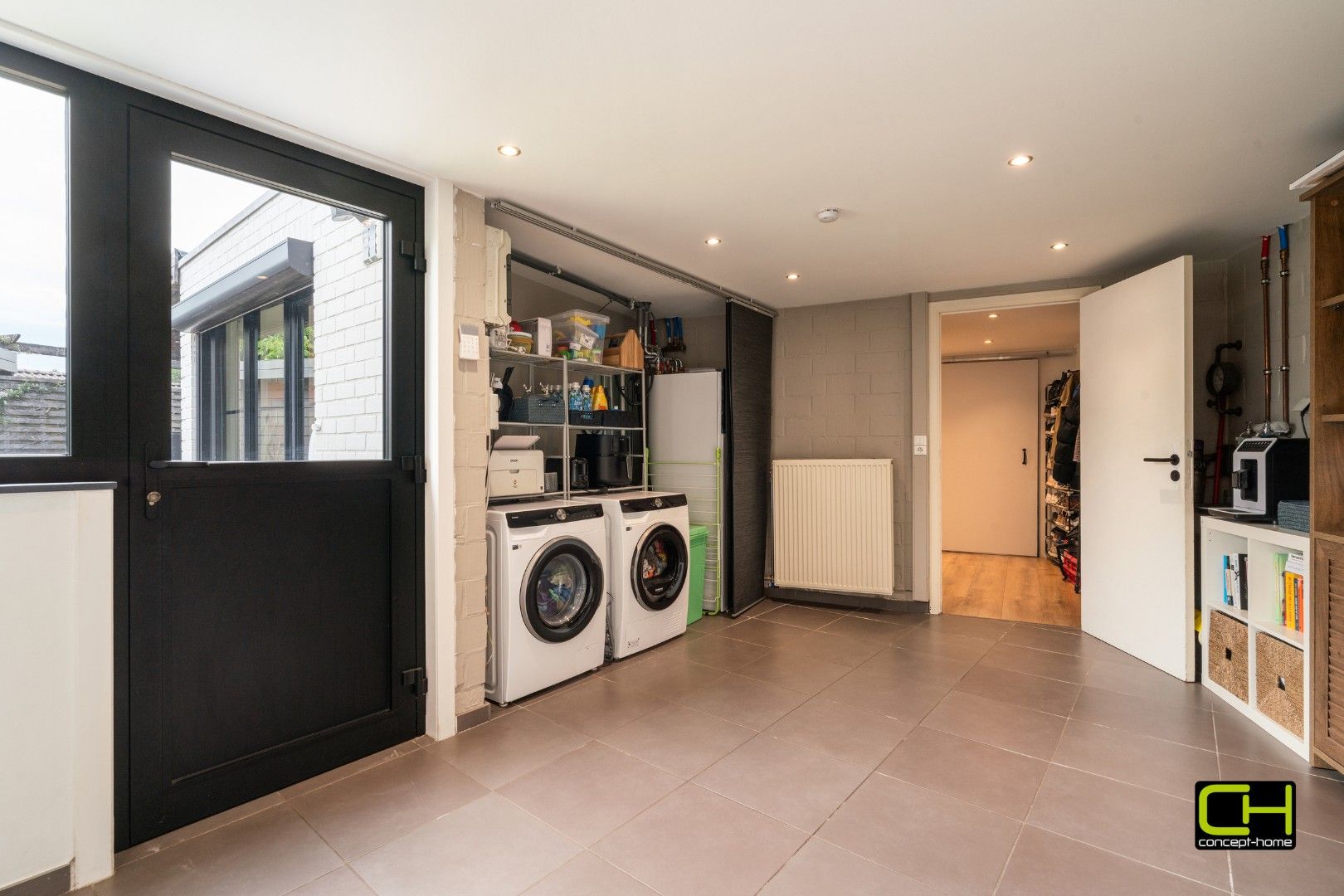 Moderne woning met drie slaapkamers en praktijkruimte te koop in Lievegem foto 8