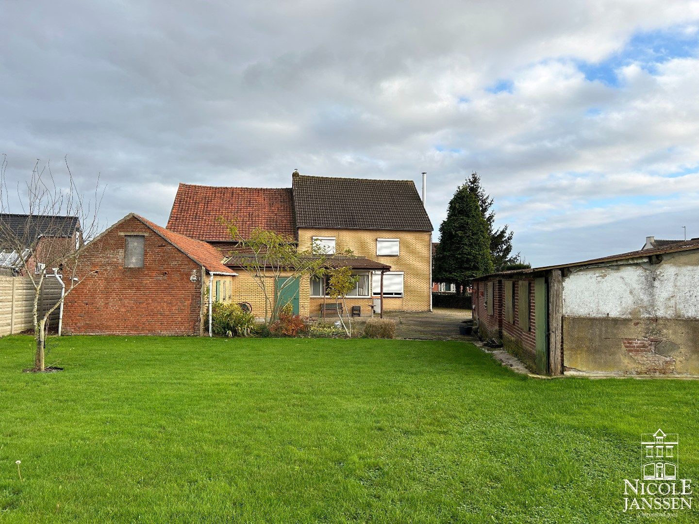 Te renoveren ruime hoevewoning met stallingen en grond foto 3