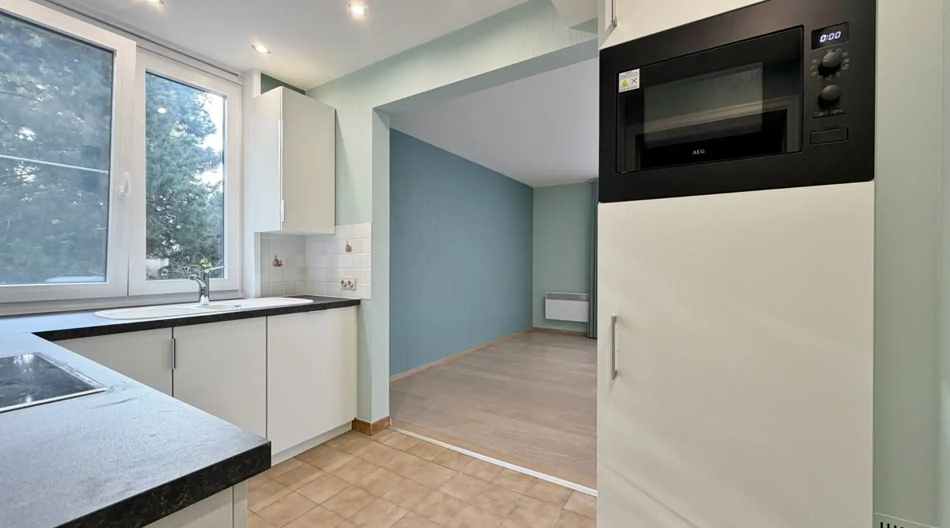 Ruim en lichtrijk appartement met garage, terras en open zicht foto 10