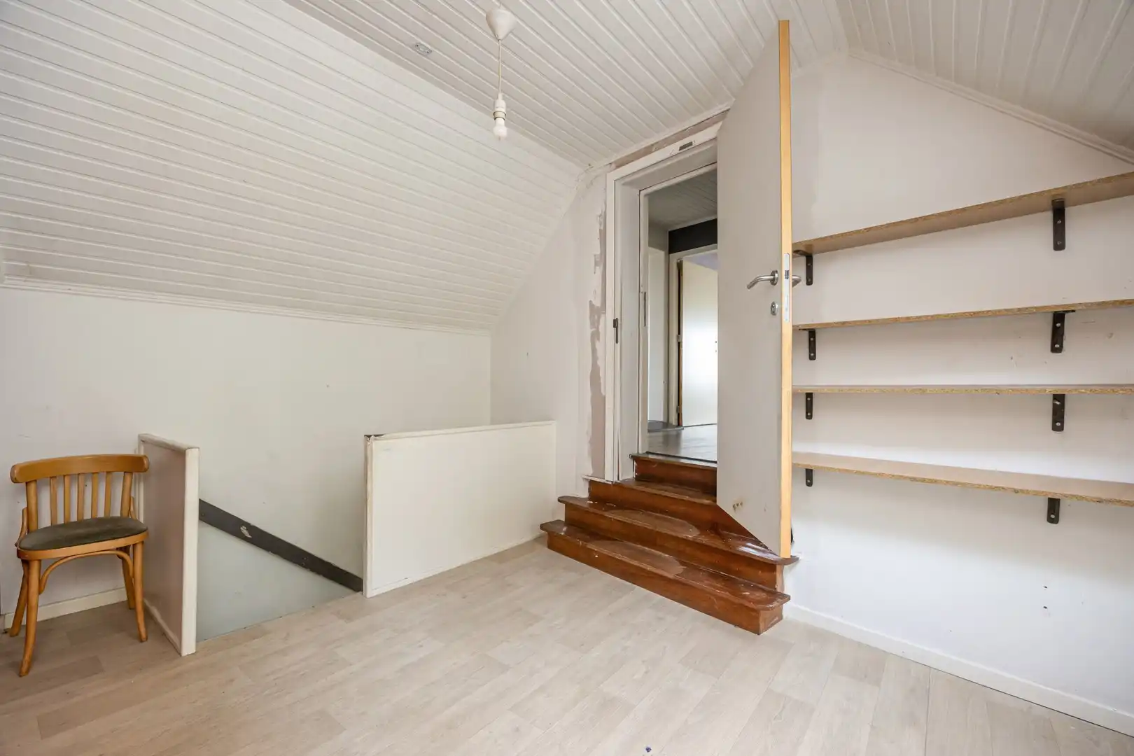 Handelsruimte met bovenliggend appartement foto 8