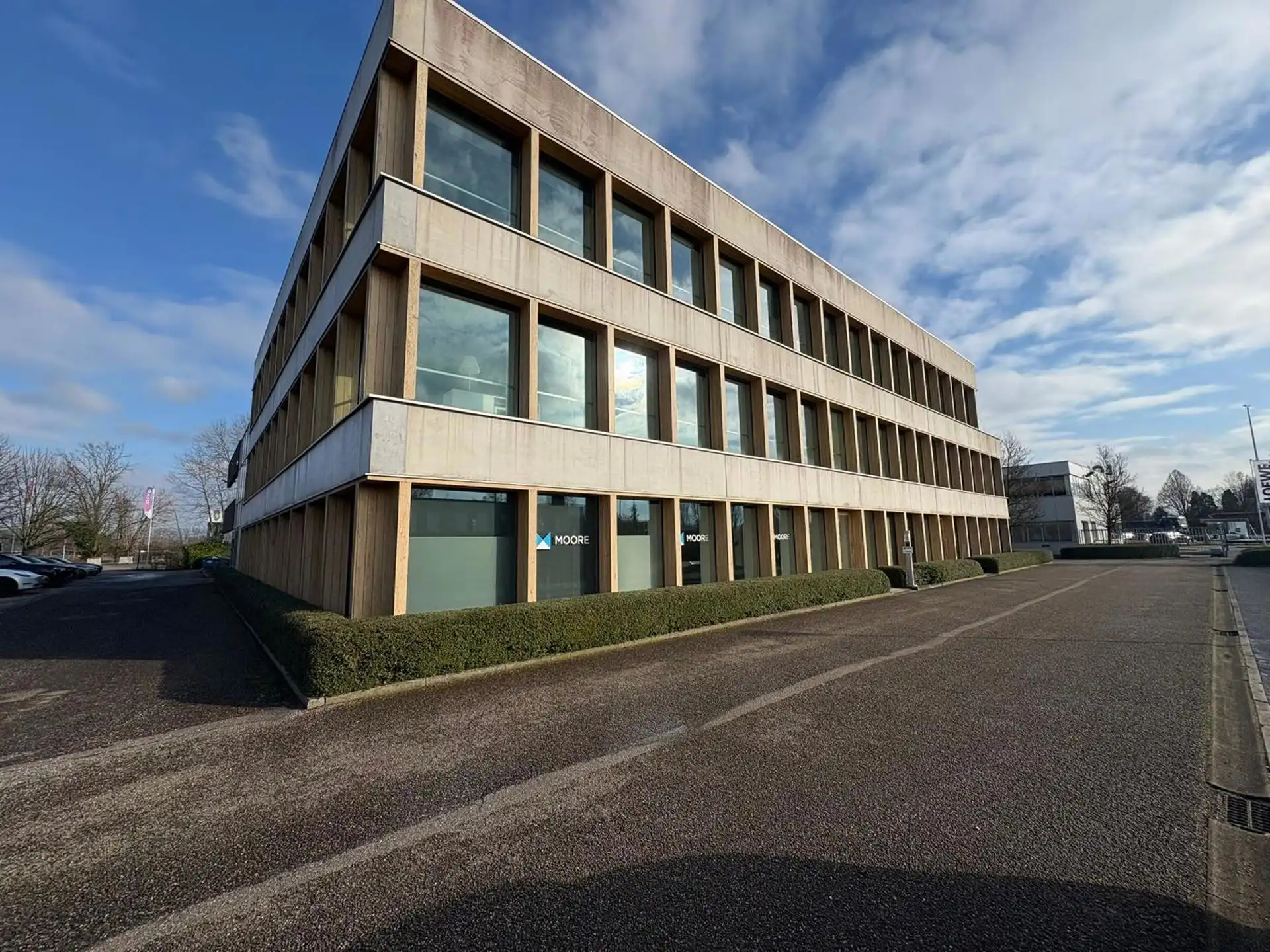 Instapklaar kantoor 622 m² met parking langs de E313 foto 2