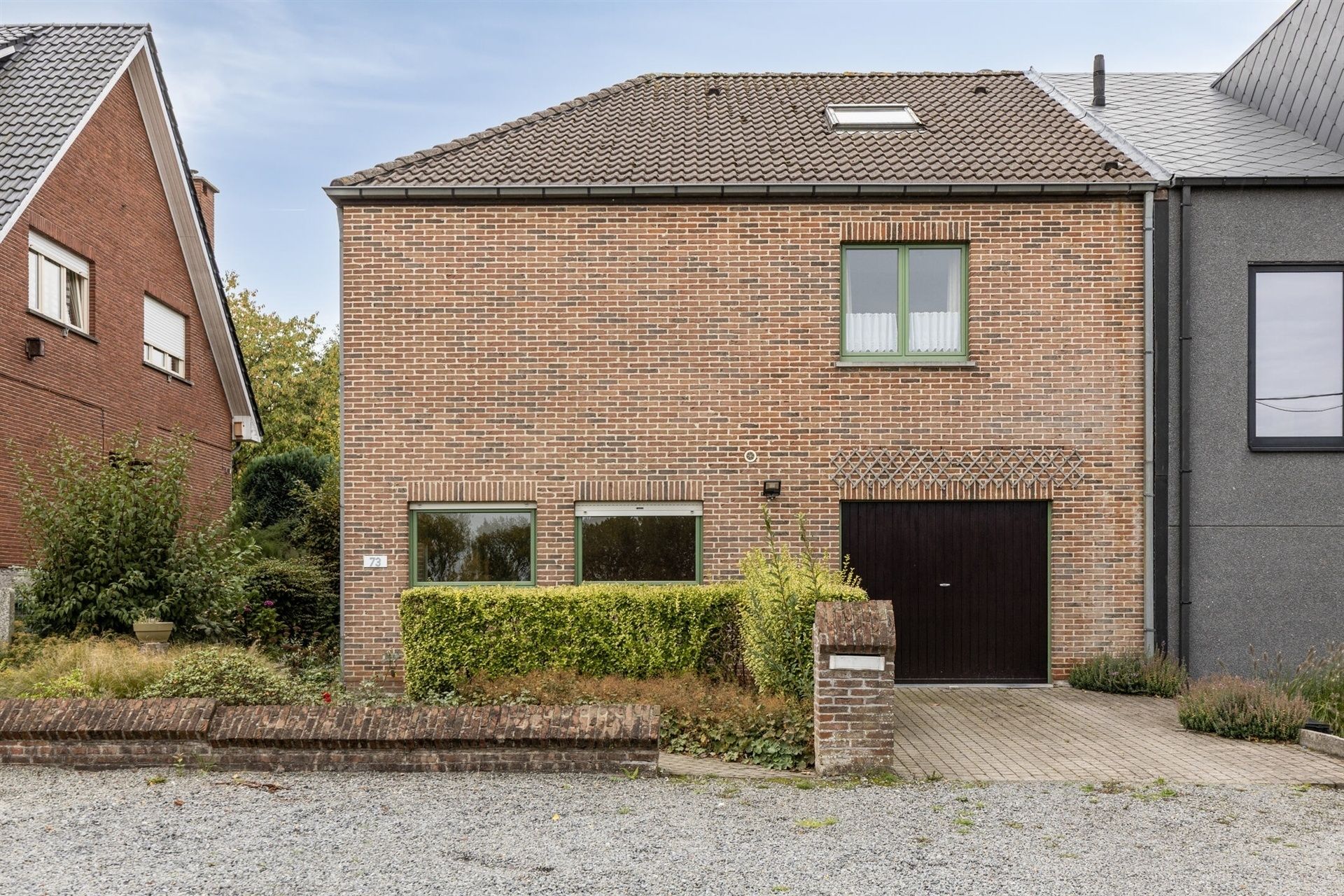 Ruime woning met 5 kamers en 2 badkamers foto 2