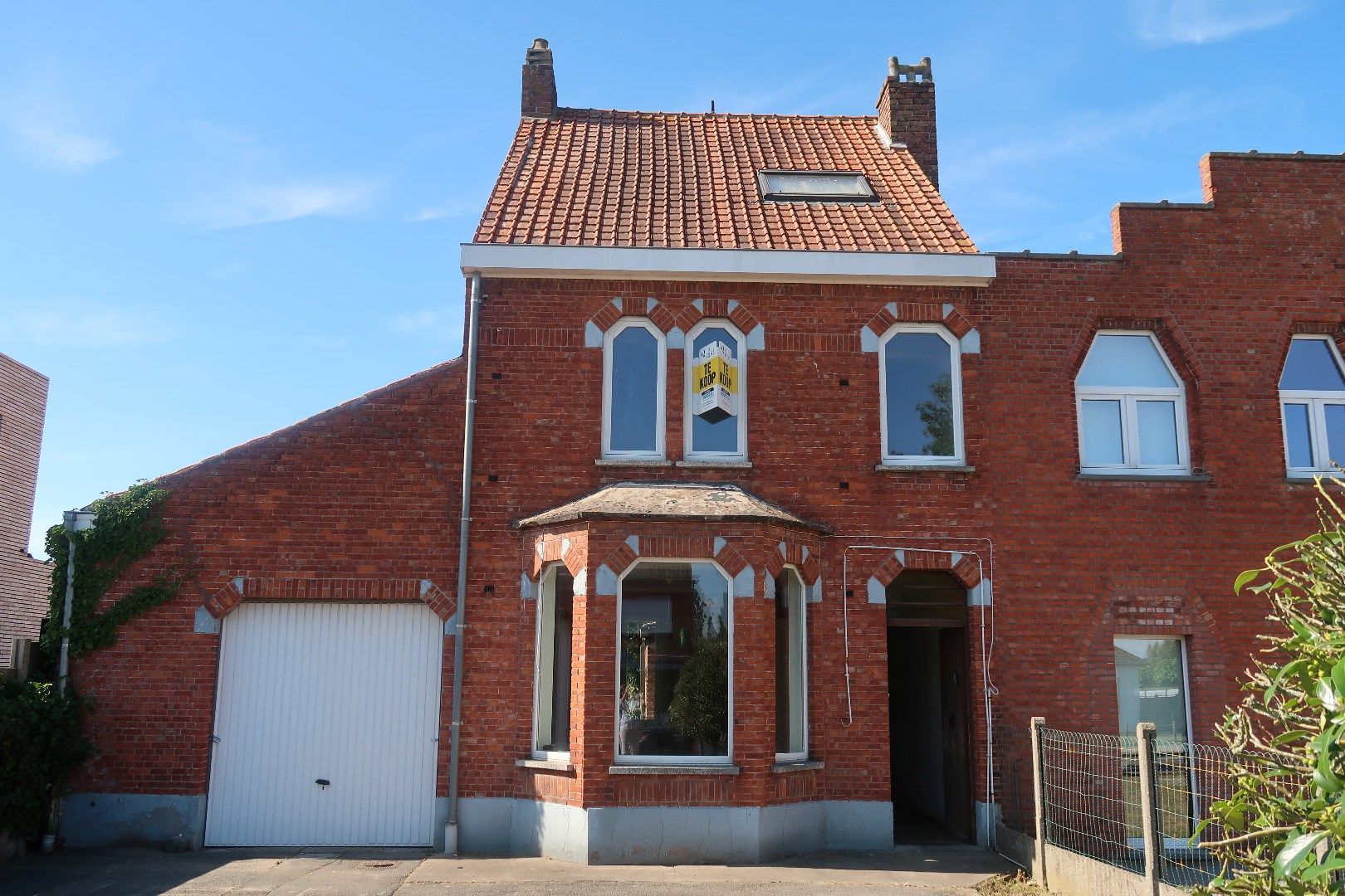 Hoofdfoto van de publicatie: Half-open op te frissen woning met 3 slaapkamers te Gistel