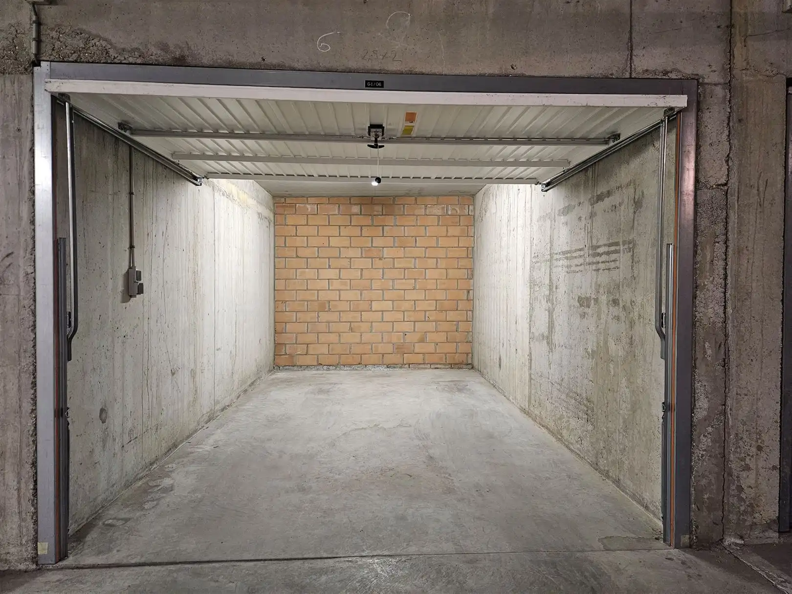 Centrale garagebox te koop foto {{pictureIndex}}