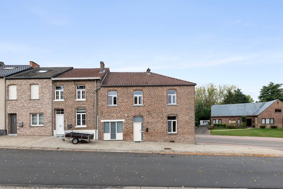 Hoofdfoto van de publicatie: CHARMANTE GEZINSWONING MET 3 SLKS + MOGELIJKHEID TOT 4SLKS IN HET LANDELIJKE GINGELOM
