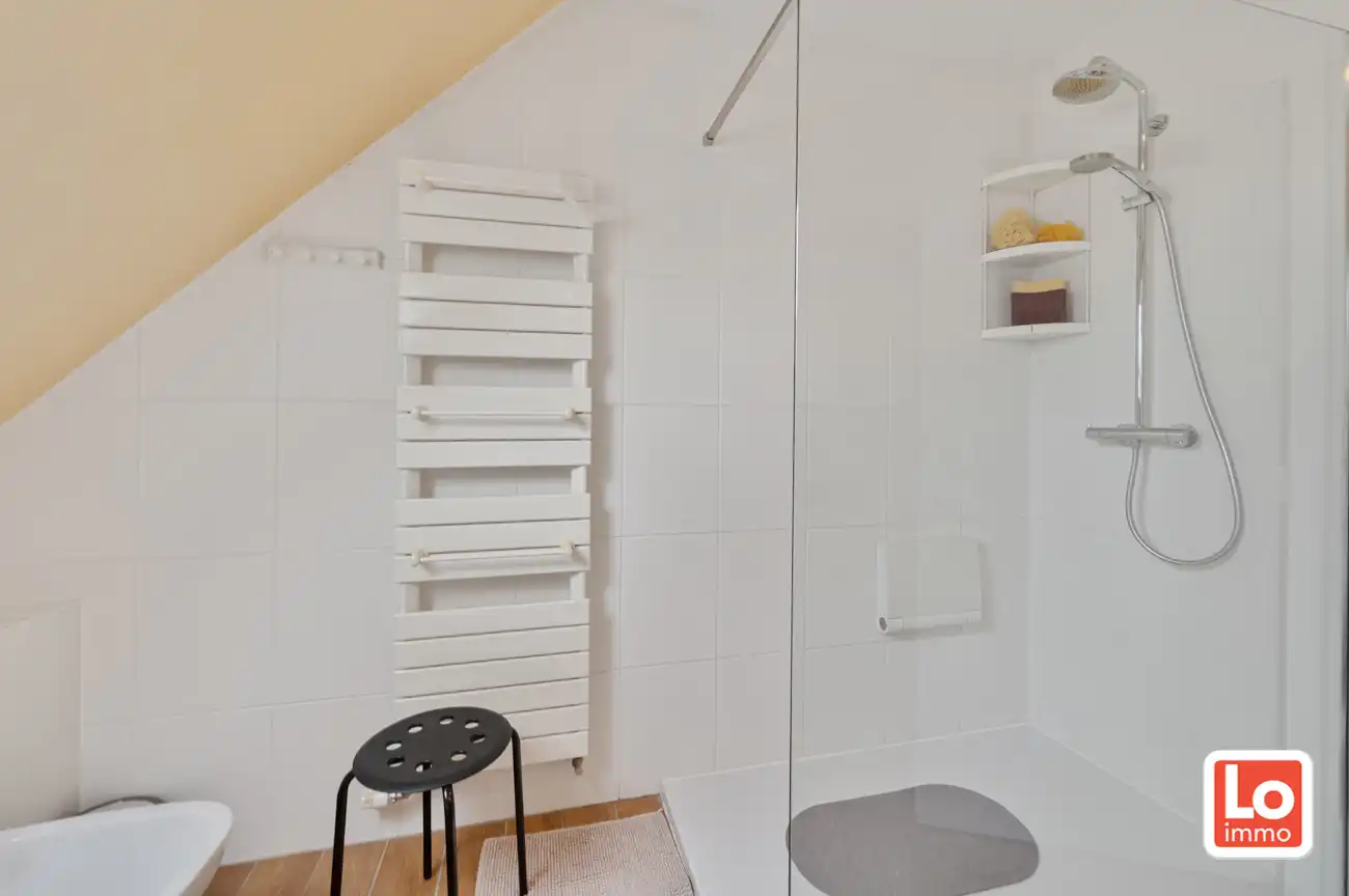 Degelijke, ruime en lichtrijke open woning met inpandige garage op een rustige locatie en toch vlakbij&nbsp; het centrum van het bruisende Lochristi! foto 17