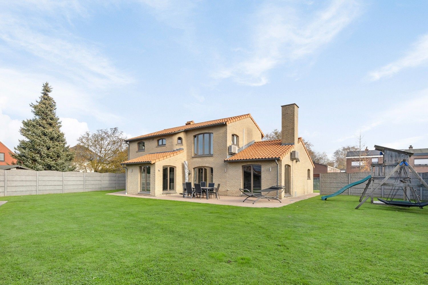 Instapklare villa met 4 slaapkamers, dubbele garage en tuin. foto 30