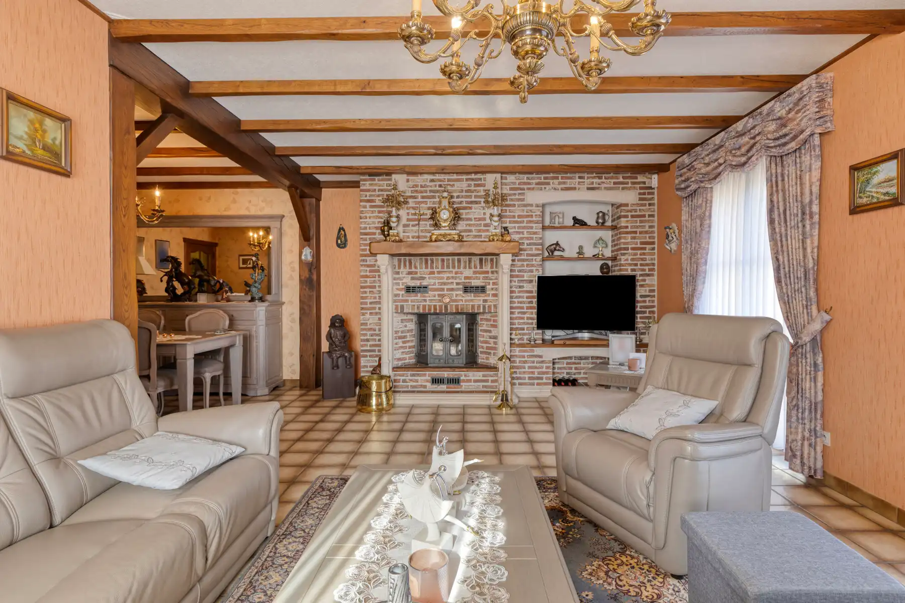 Te moderniseren ruime en solide 3-gevelwoning met grote tuin foto 7