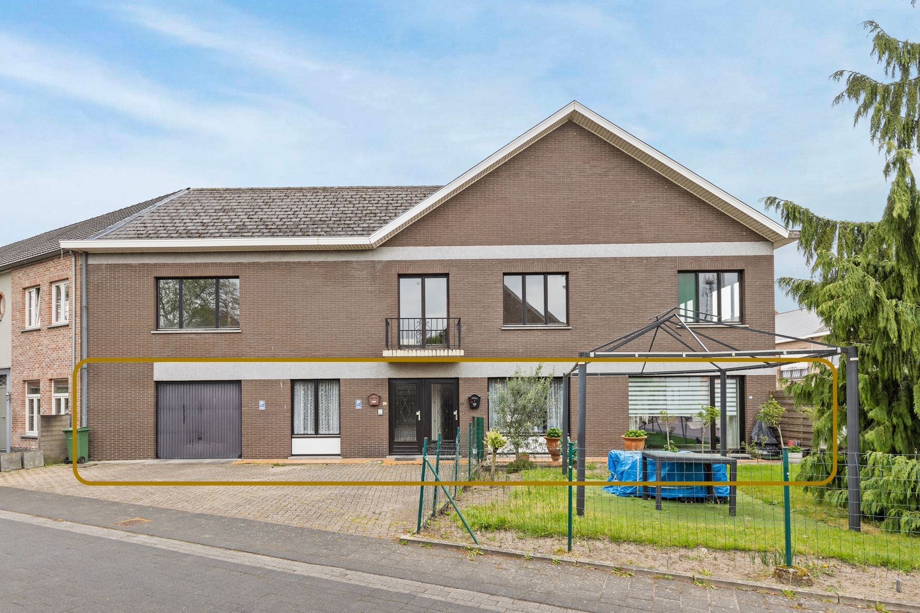 Hoofdfoto van de publicatie: Zeer ruim appartement - te renoveren met 3 slpk's en garage