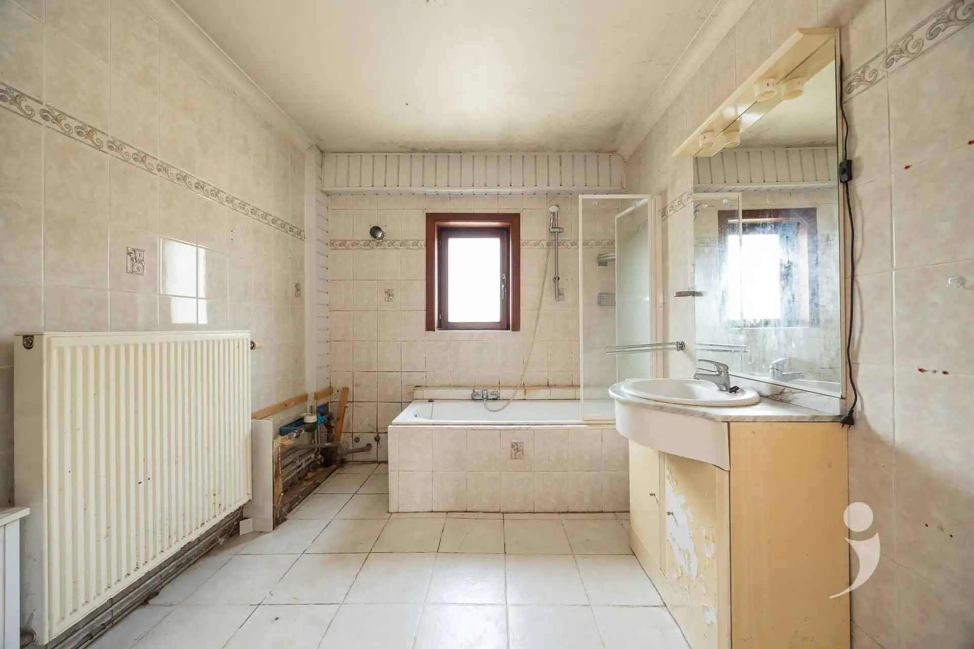 Te renoveren woning met veel potentiëel foto 8