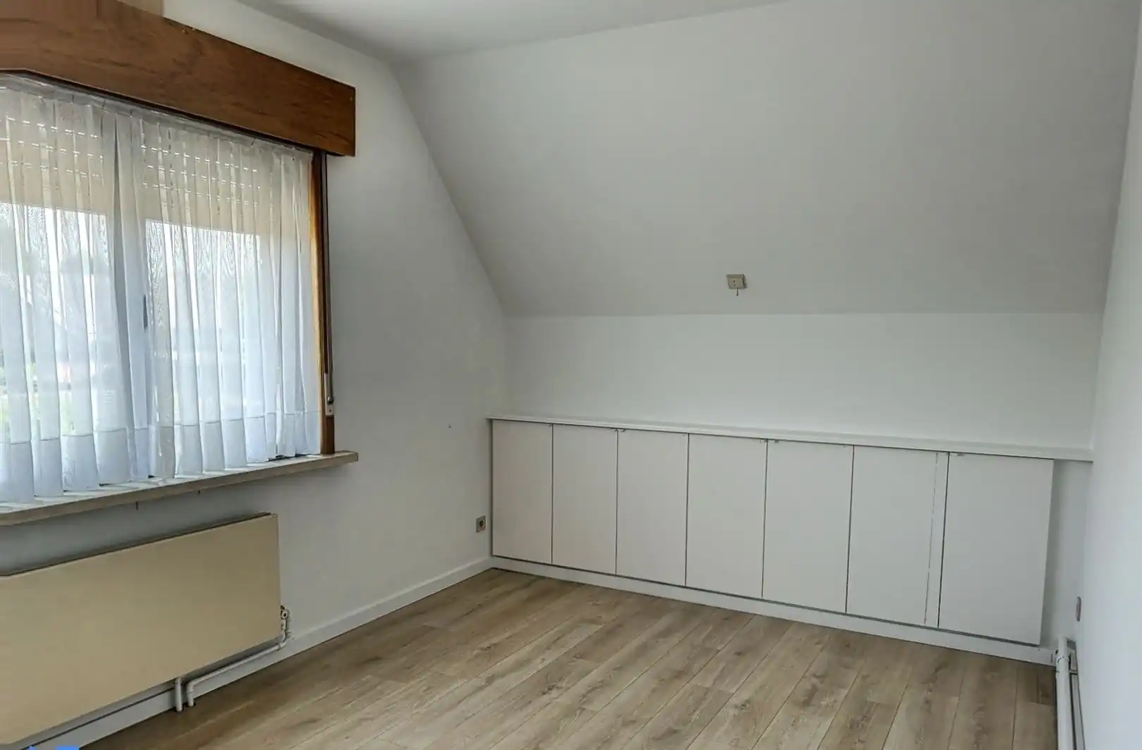 Rustig gelegen open bebouwing met 2 slaapkamers en bureau op een perceel van 920 m². foto 8