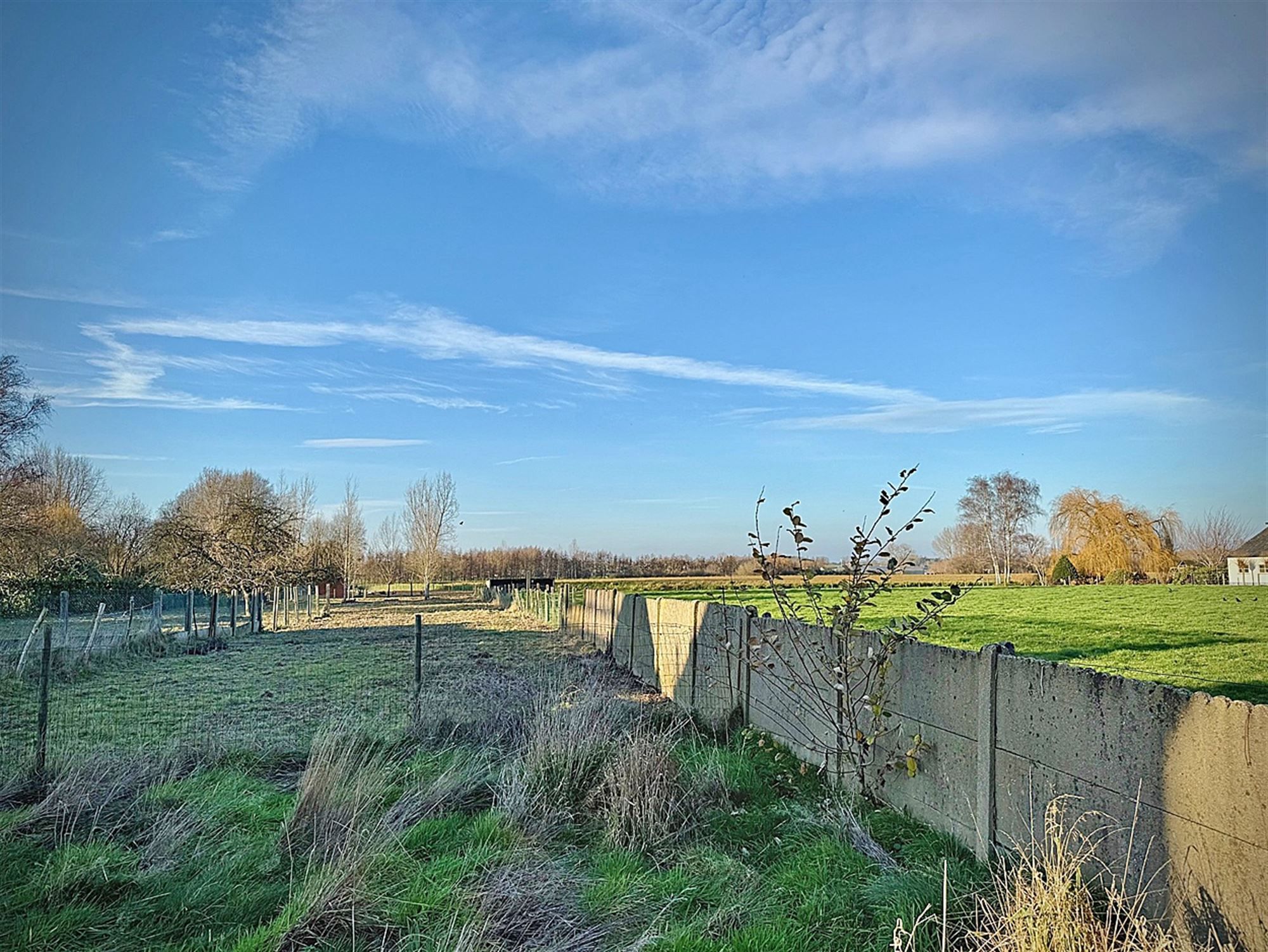 Uniek ruim PERCEEL (BOUW)GROND van ca. 3.310 m² met bestaande TE SLOPEN WONING. foto {{pictureIndex}}