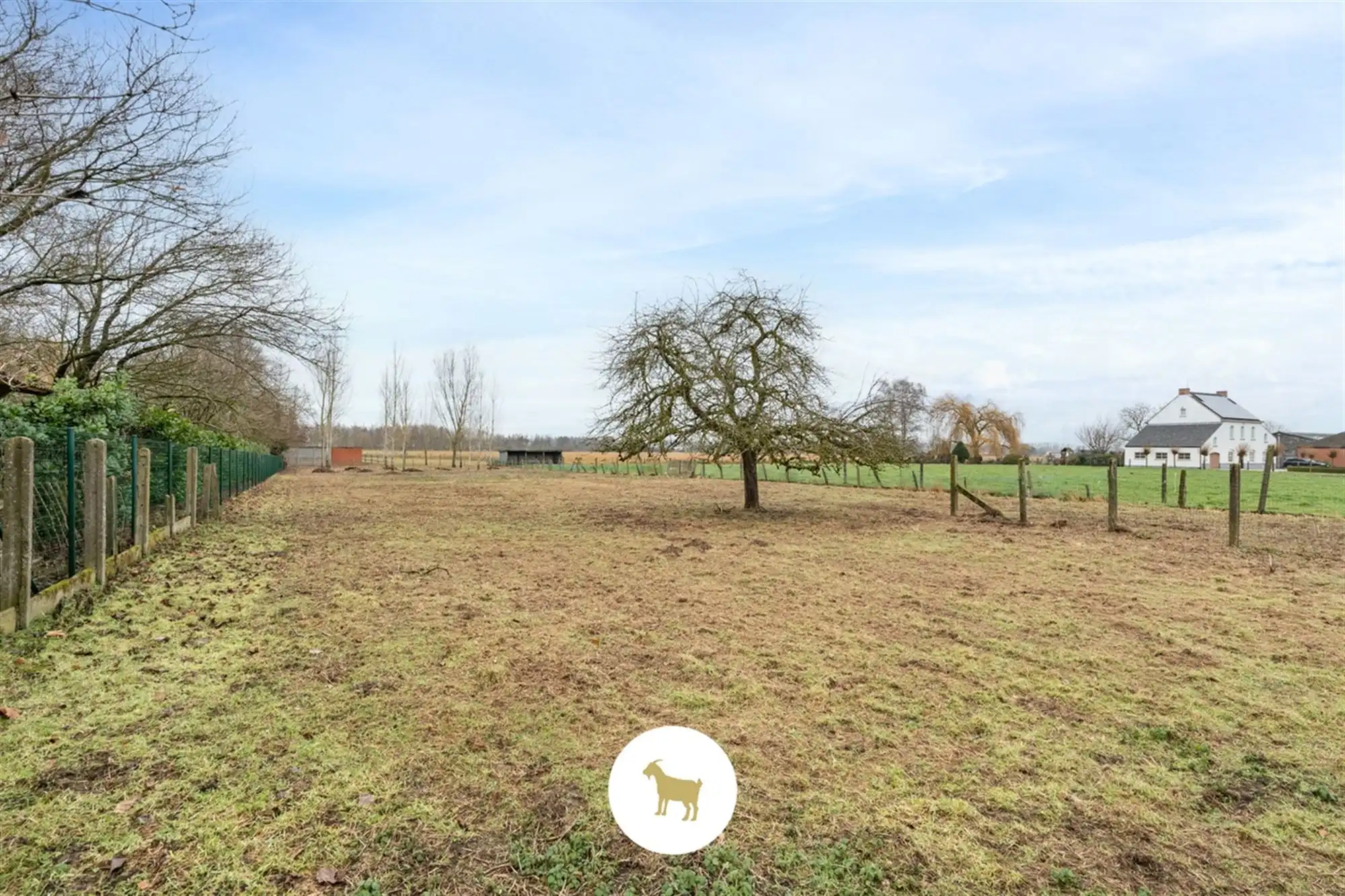 Uniek ruim PERCEEL (BOUW)GROND van ca. 3.310 m² met bestaande TE SLOPEN WONING. foto {{pictureIndex}}