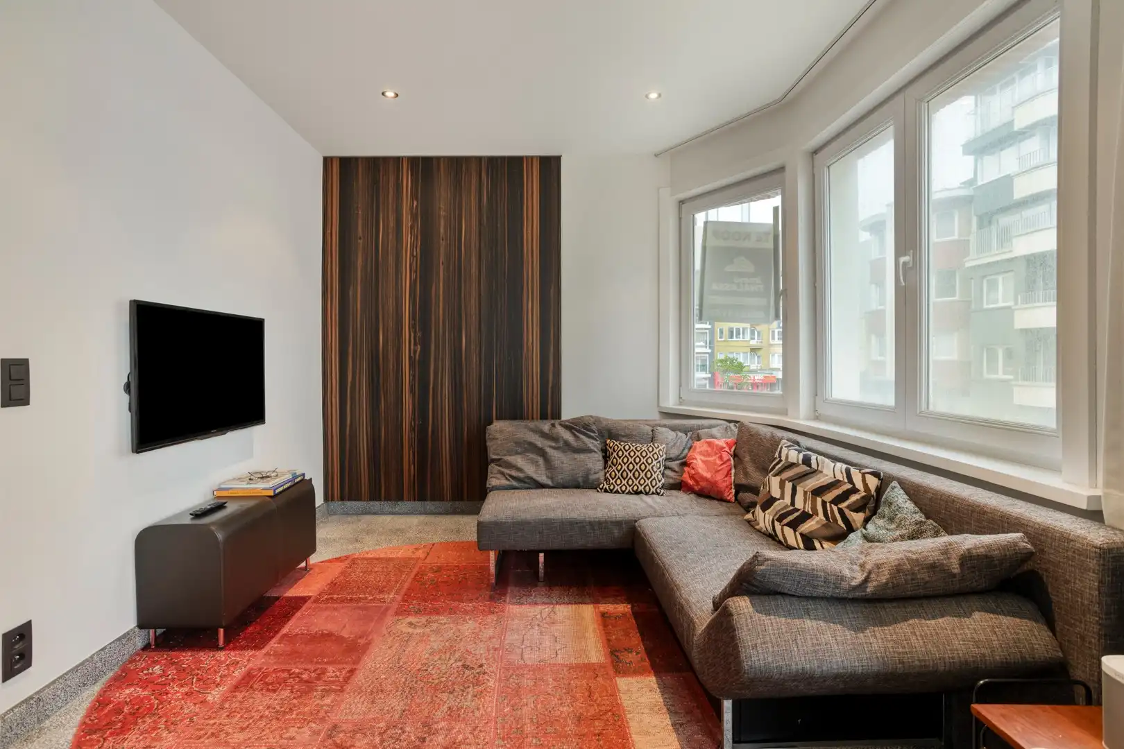 Gerenoveerd 1 slaapkamer appartement in een residentie in Art Deco-stijl met zijdelings zeezicht foto 3